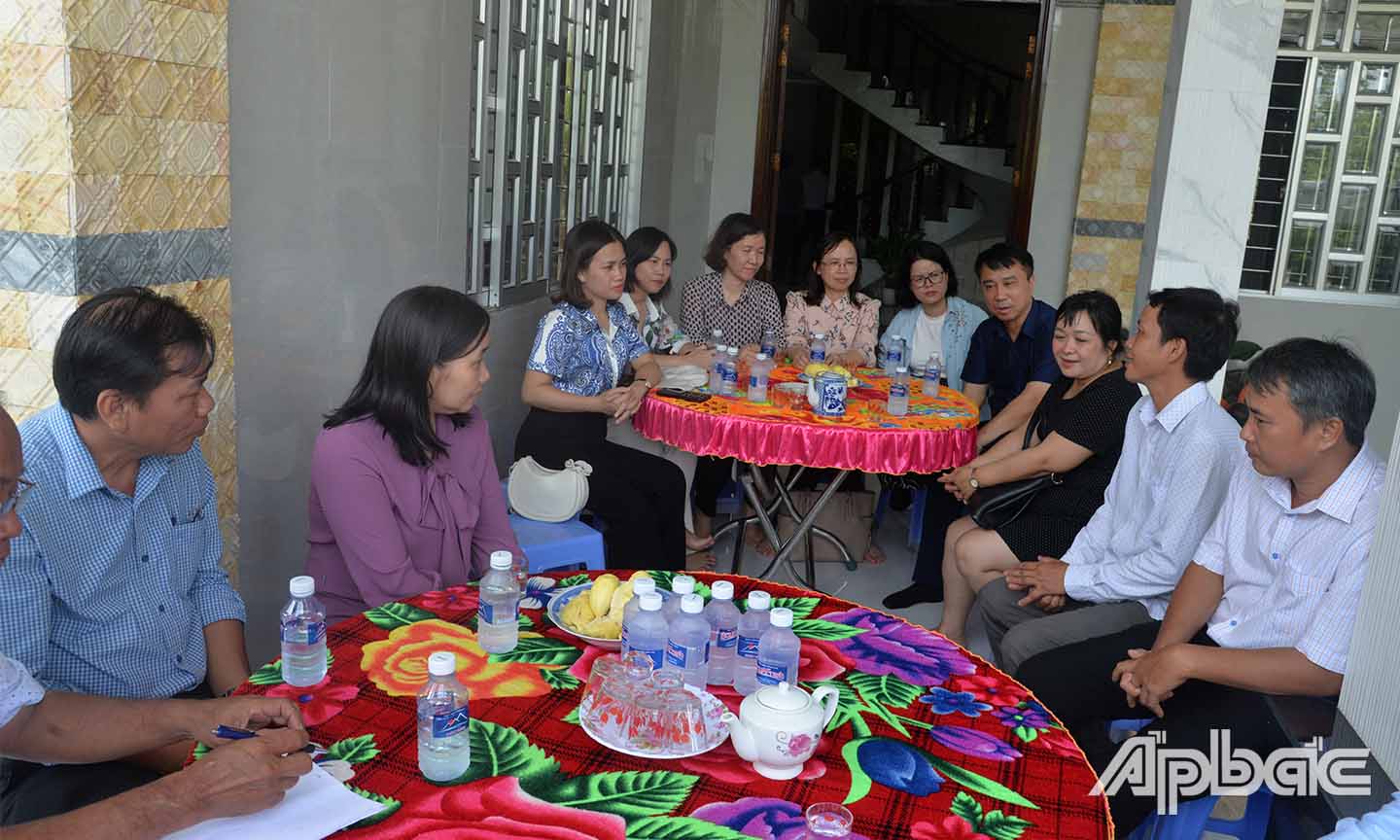 Đoàn đã đến khảo sát tại một hộ dân trồng trồng sầu riêng  ở  xã  Ngũ  Hiệp (huyện Cai Lậy