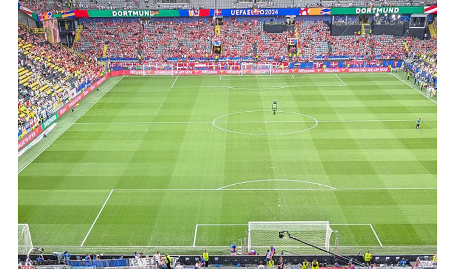 Sân Signal Iduna Park ở Dortmund, nơi diễn ra trận bán kết Anh - Hà Lan. 