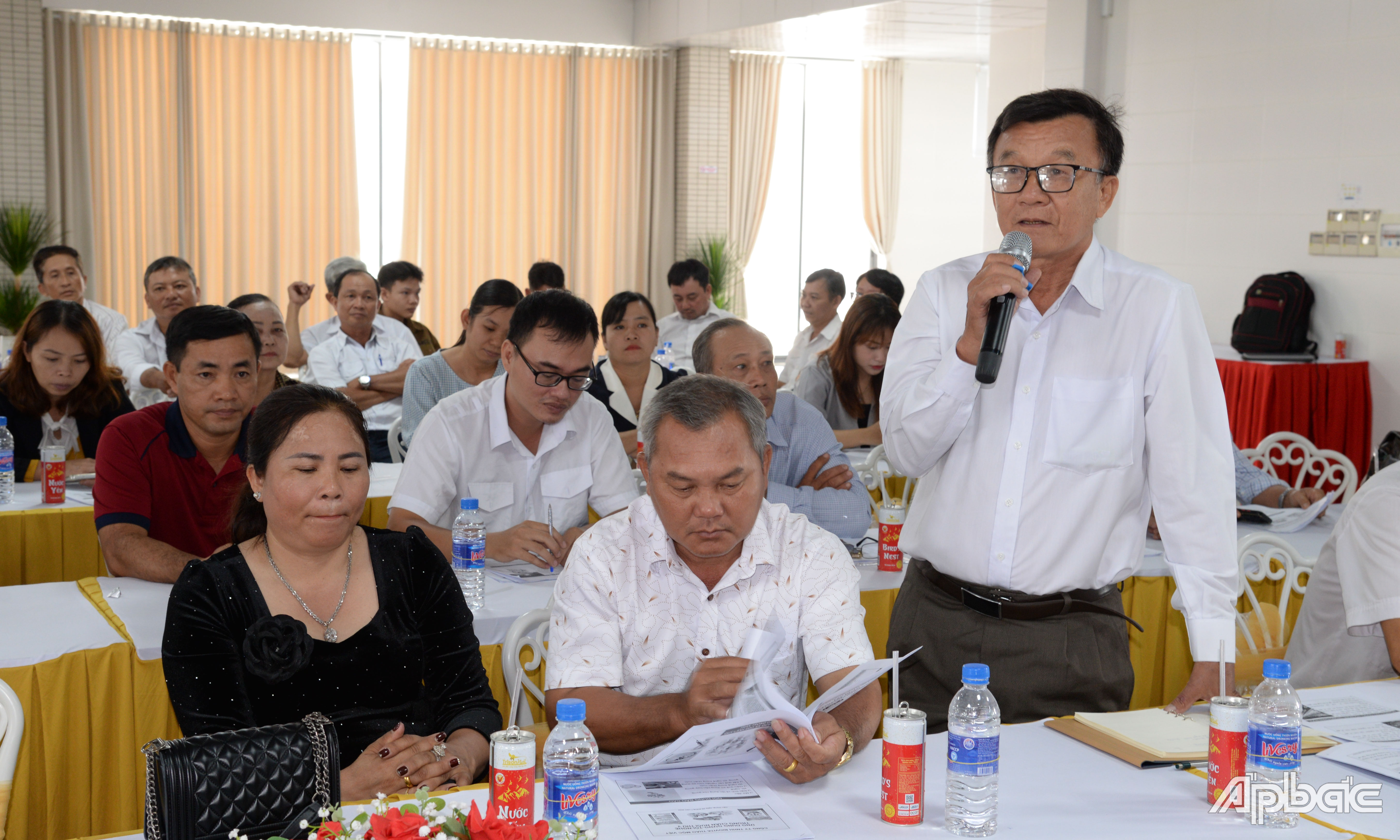 Chủ tịch Hội CN&TY tỉnh Tiền Giang đặt câu hỏi cho các diễn giả.