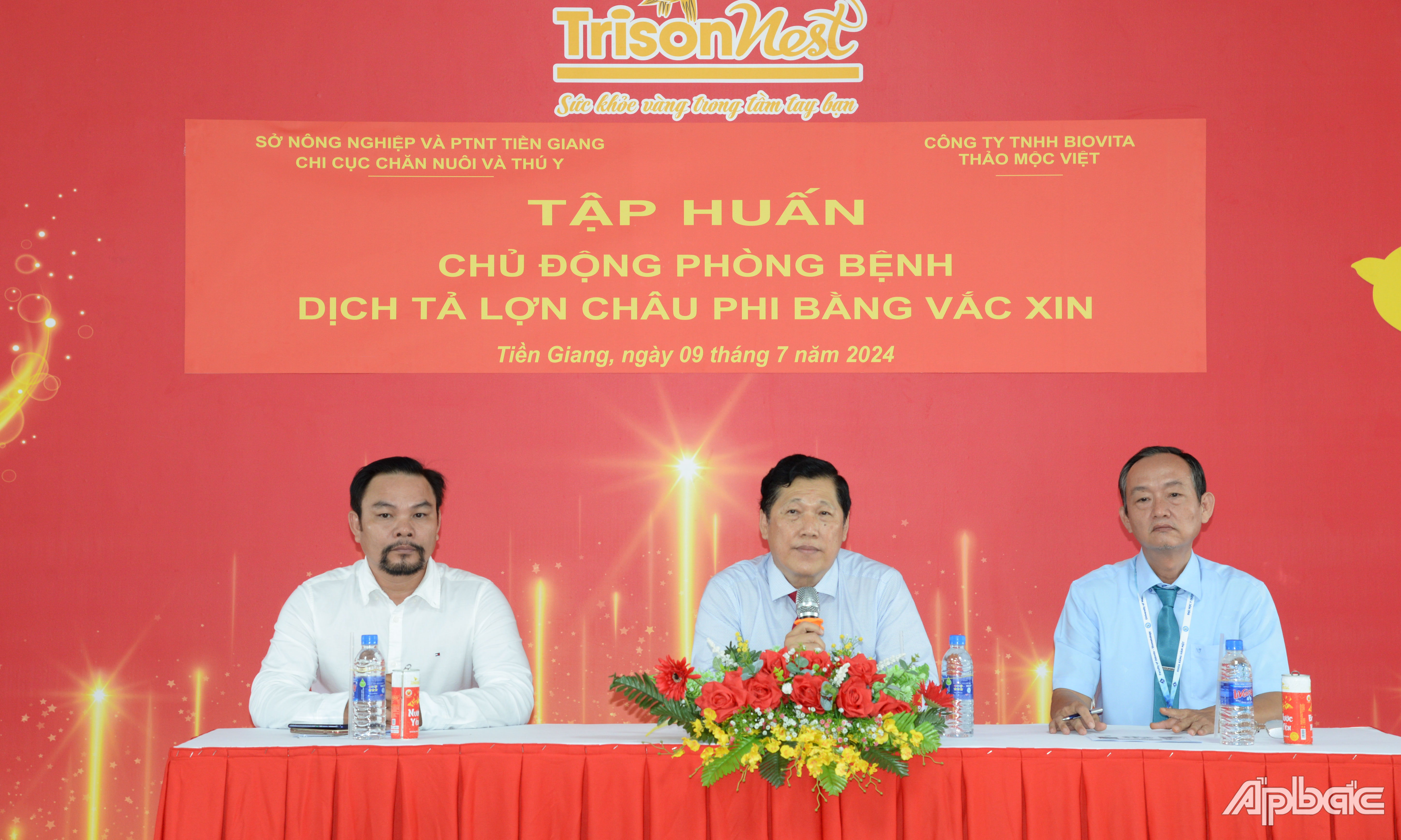 Các diễn giả giải đáp thông tin.