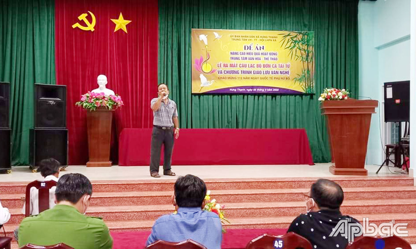 Sinh hoạt văn nghệ tại Trung tâm Văn hóa - Thể thao xã Hưng Thạnh.