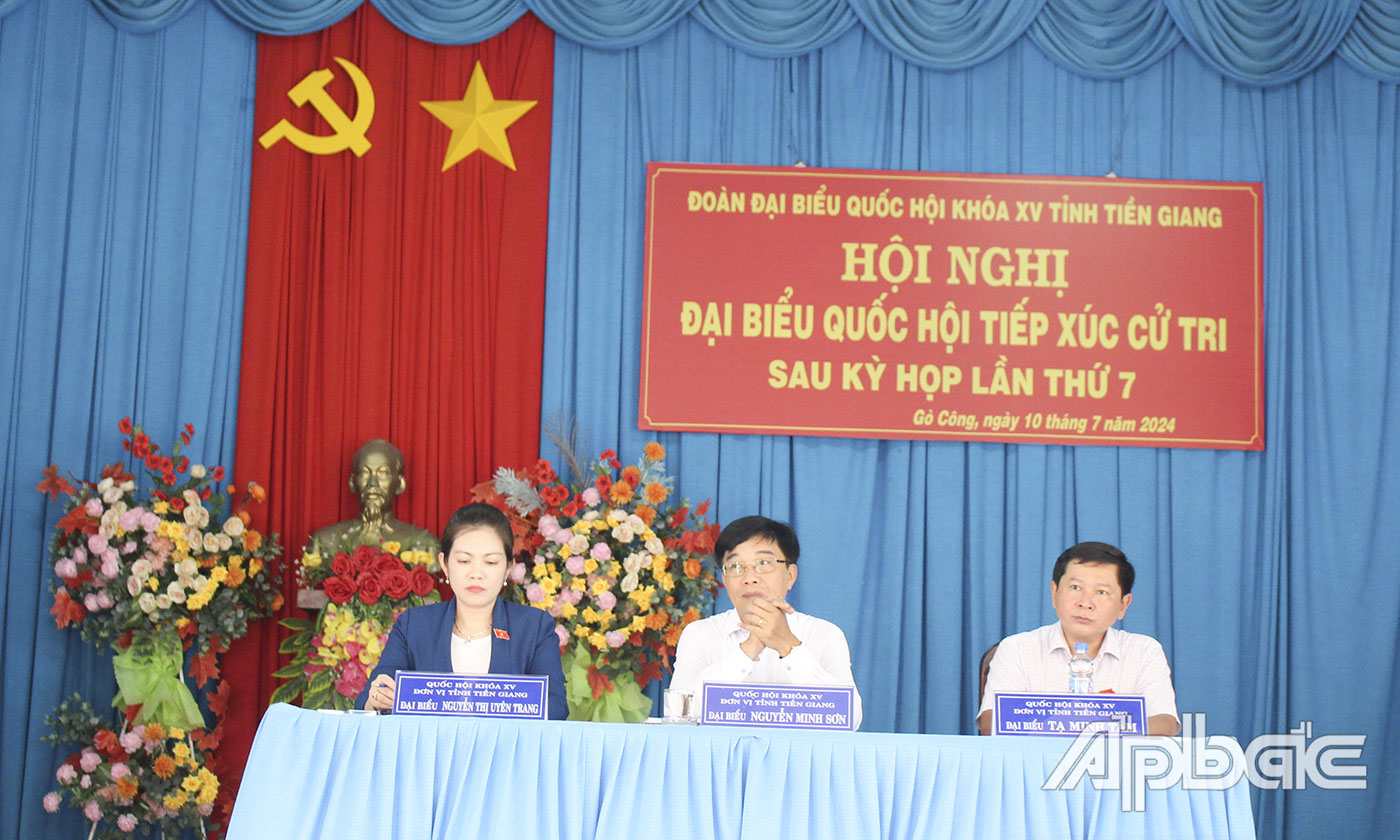Đoàn Đại biểu quốc hội tham dự hội nghị tiếp xúc cử tri.