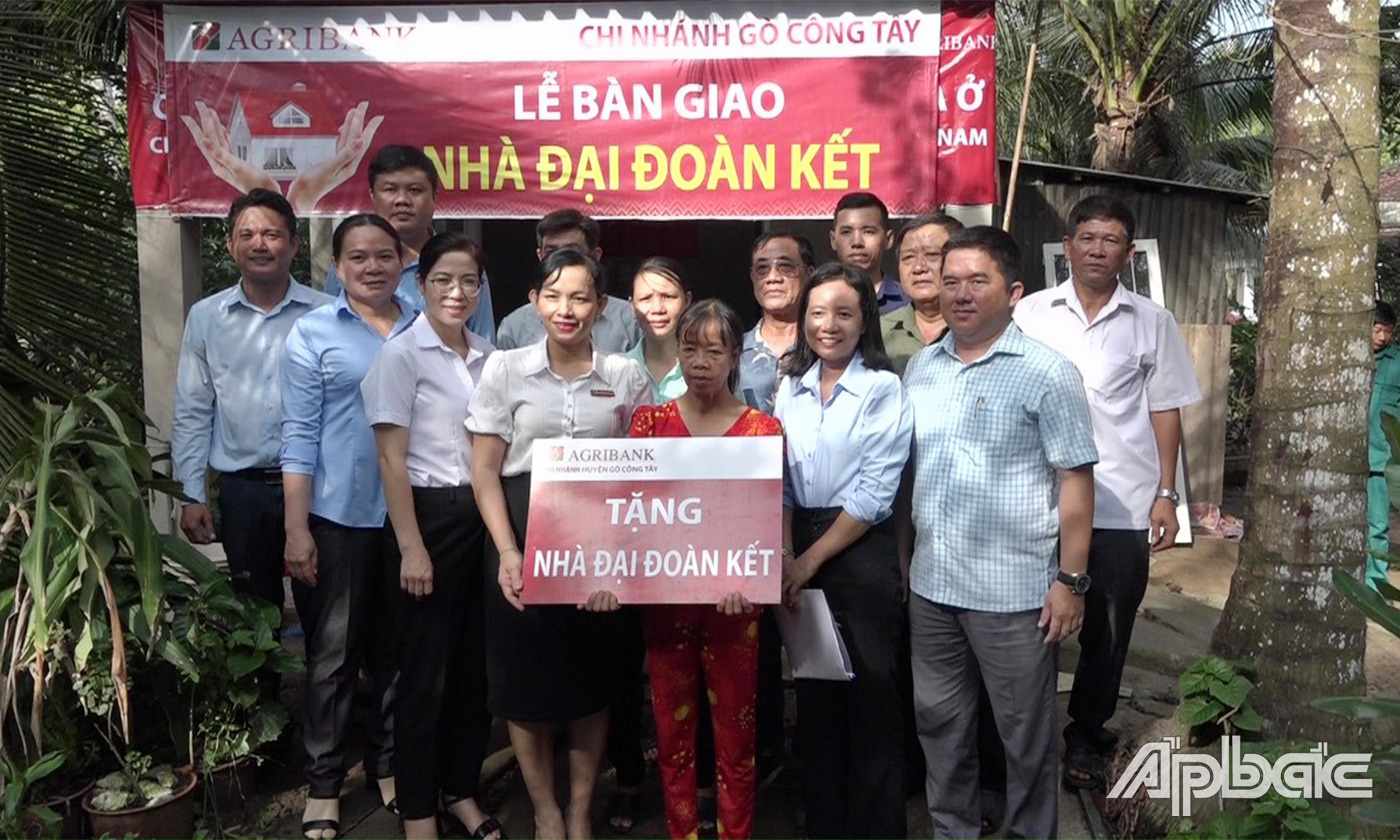Bàn giao nhà Đại đoàn kết