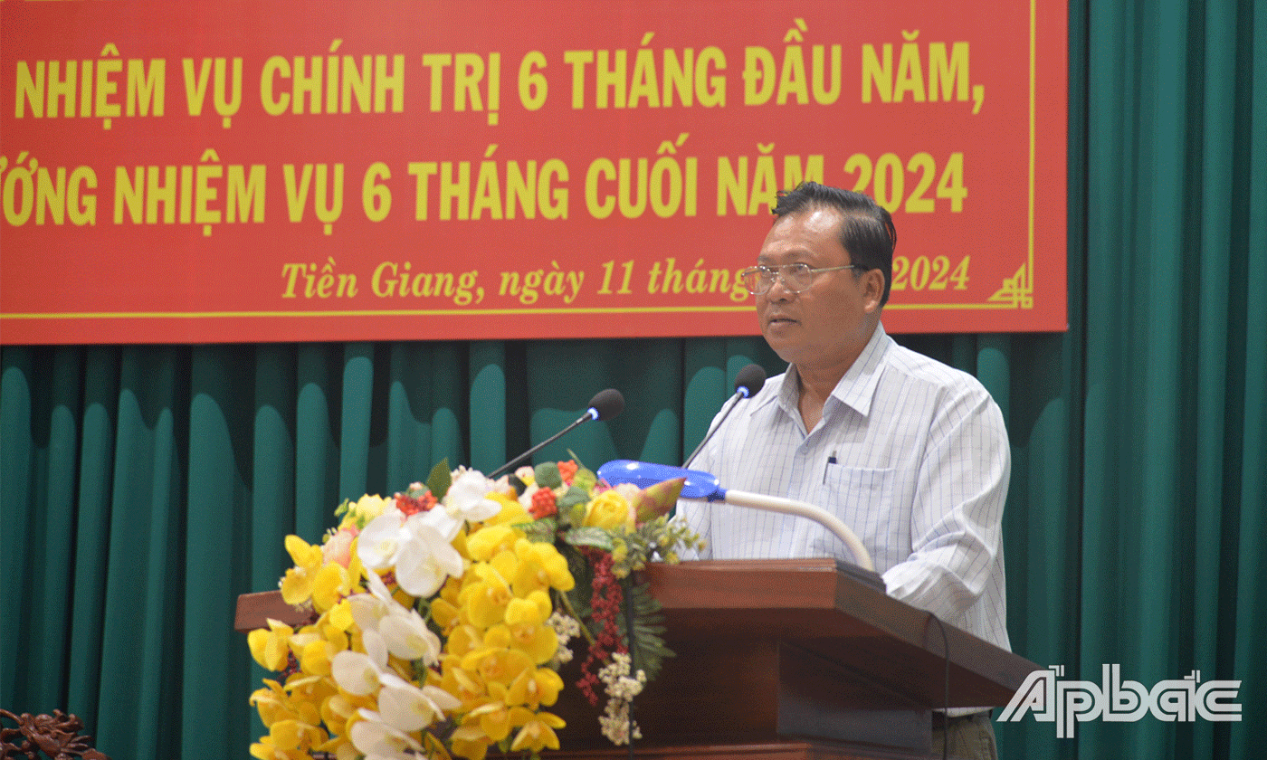 Trưởng Ban Tuyên giáo Đảng uỷ Khối Võ Văn Dũng phát biểu tại hội nghị.