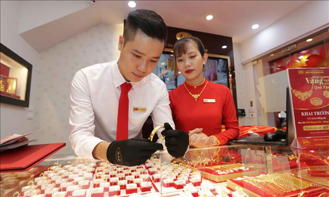 Ngày 12/7, có thời điểm mỗi lượng vàng nhẫn 9999 bật tăng 500.000 - 600.000 đồng so với phiên trước, kéo giá bán ra vượt 77 triệu đồng/lượng. Ảnh: TTXVN