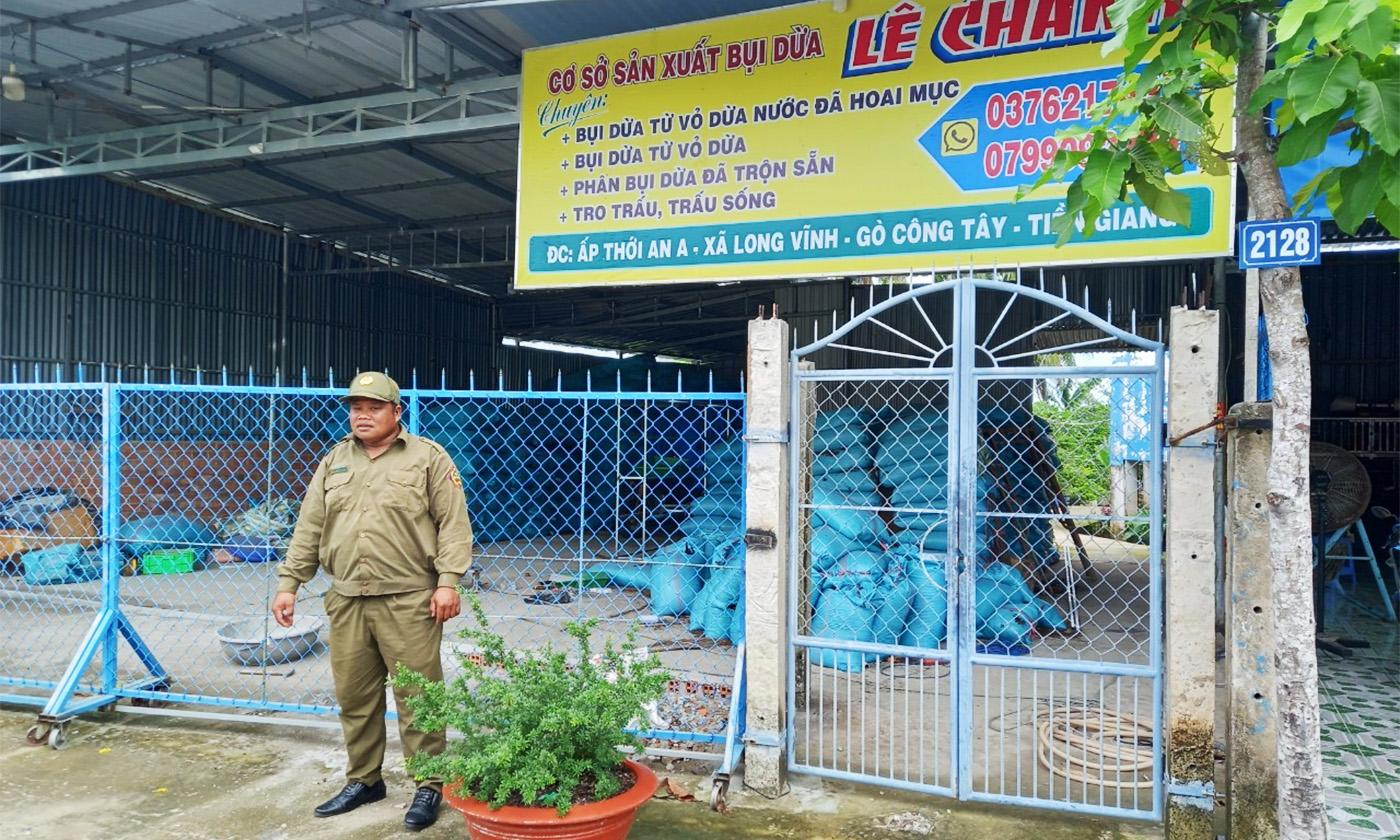 Anh Huỳnh Minh Chánh trước Cơ sở sản xuất bụi dừa của mình