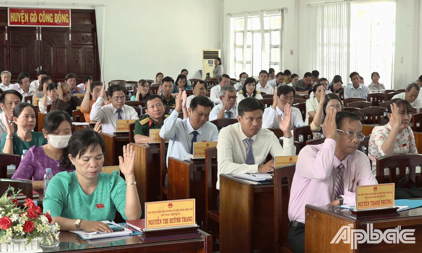Đại biểu HĐND huyện biểu quyết thông qua nghị quyết