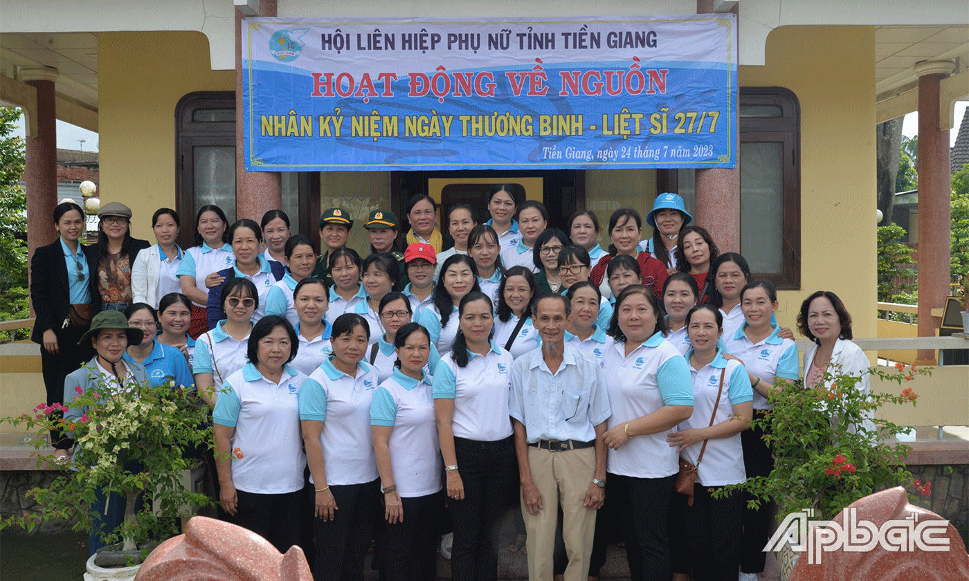 Hội LHPN tỉnh về nguồn tại Phủ thờ Chủ tịch Hồ Chí Minh, xã Tân Hưng, huyện Cái Bè.