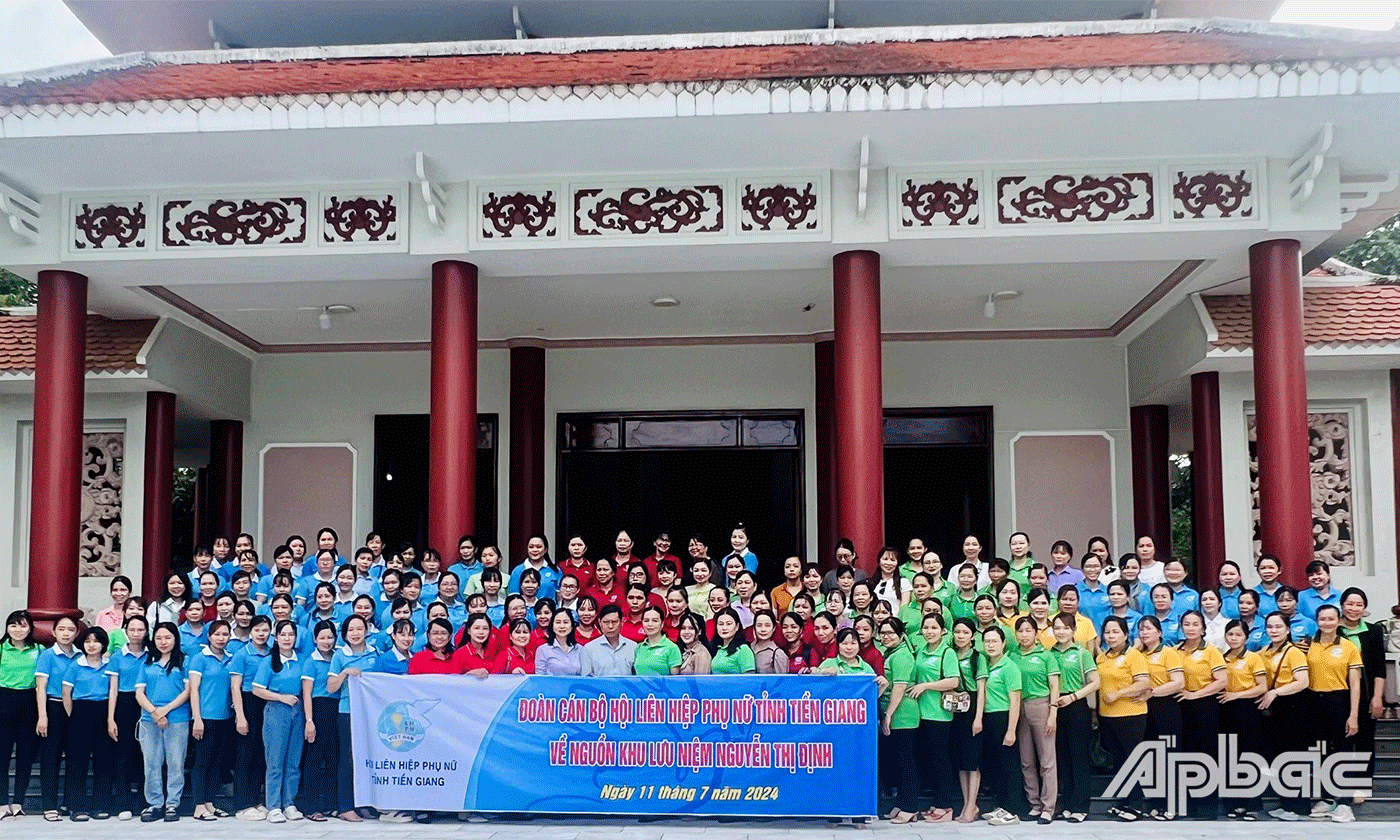 Cán bộ, hội viên phụ nữ Tiền Giang về nguồn tại Khu lưu niệm Nguyễn Thị Định, huyện Giồng Trôm, tỉnh Bến Tre..