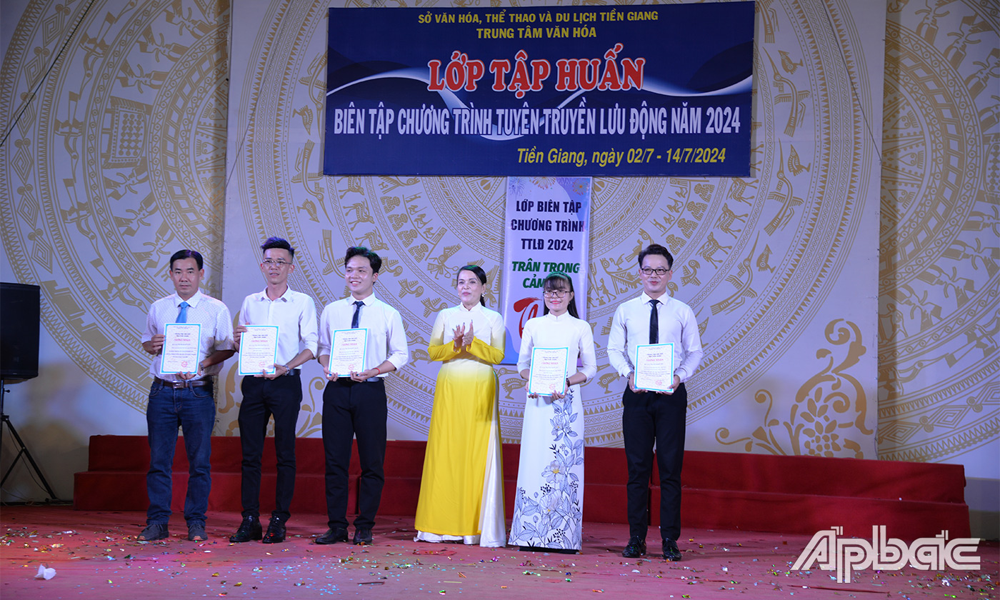 Trao giấy chứng nhận cho các học viên