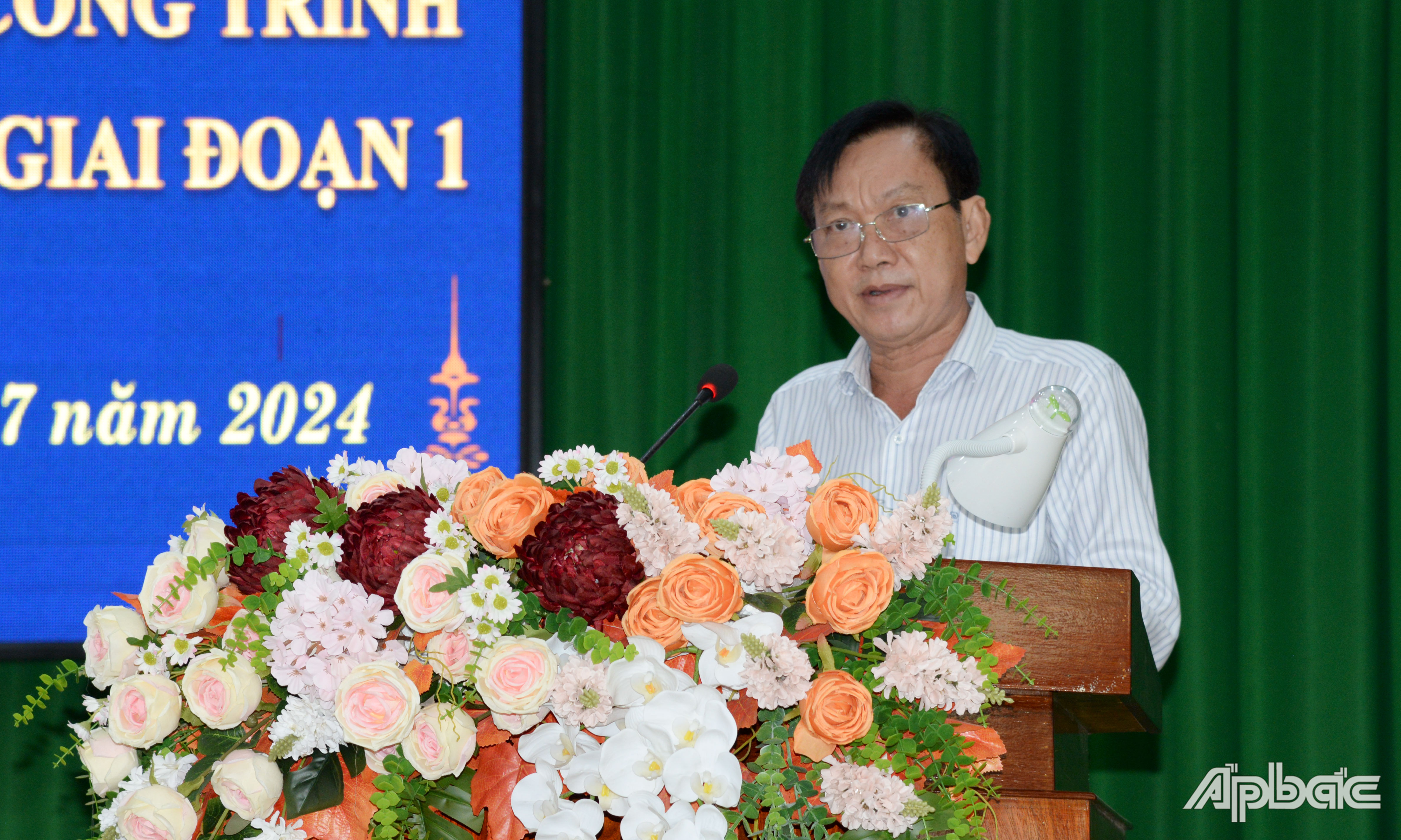 Giám đốc Sở Giao thông Vận tải tỉnh Tiền Giang Trần Văn Bon báo cáo tình hình triển khai dự án.