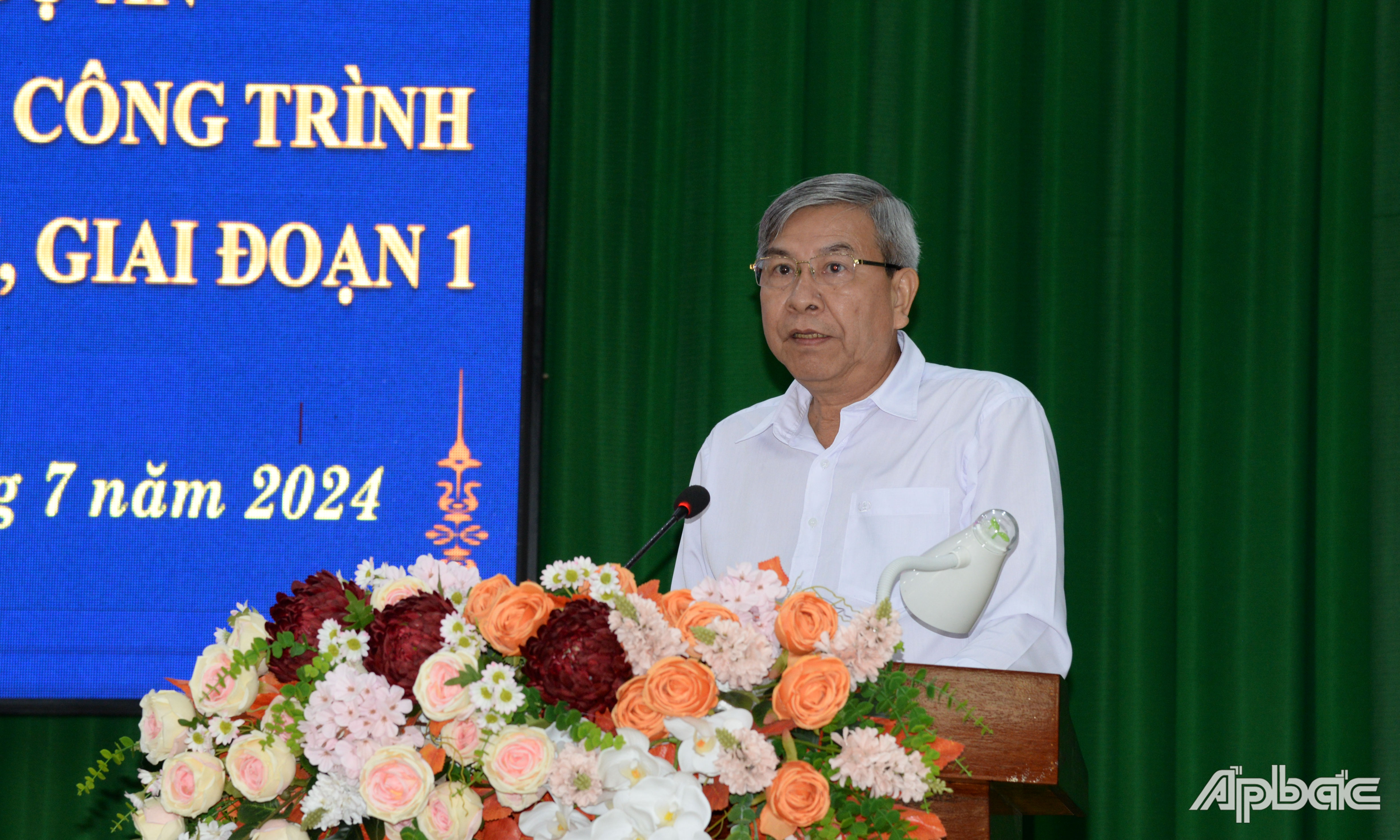 Giám đốc Sở Tài nguyên và Môi trường tỉnh Đồng Tháp báo cáo về công tác GPMB trên địa bàn tỉnh Đồng Tháp phát biểu ý kiến.