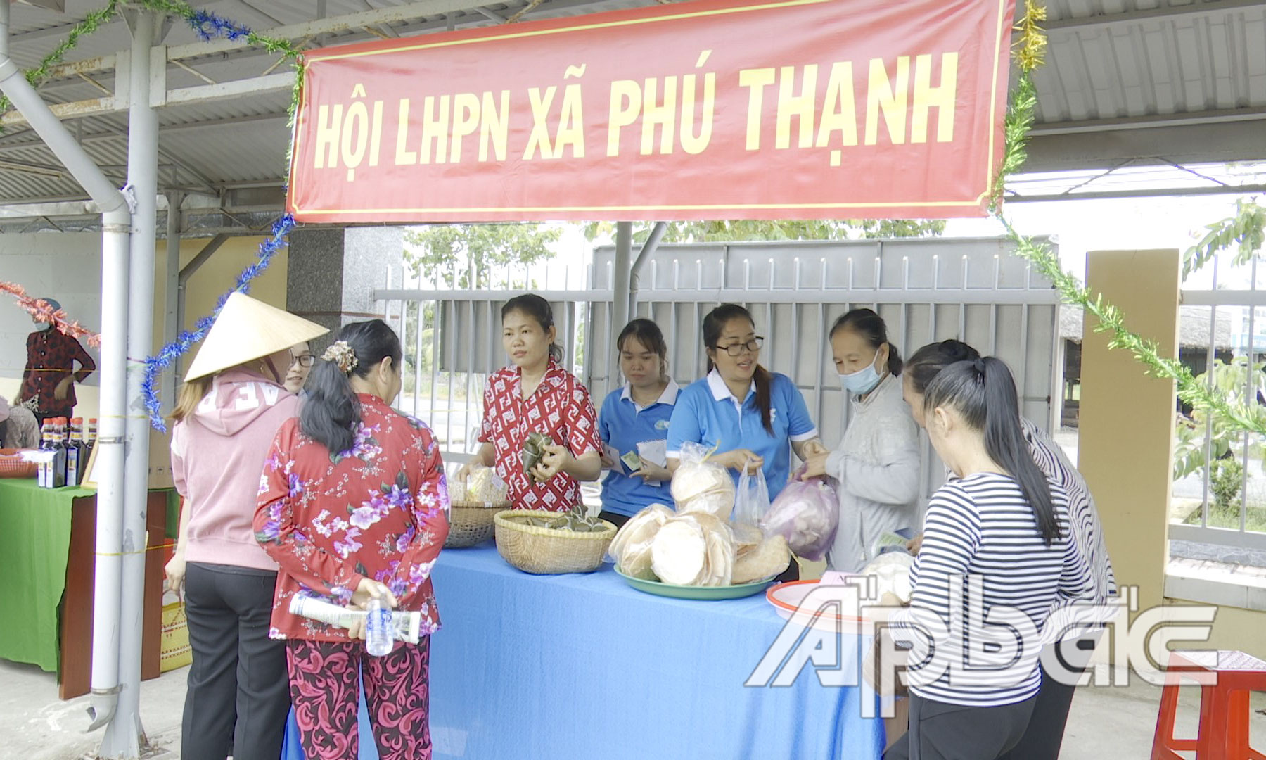 Quang cảnh tại buổi trưng bày và bán sản phẩm của chị em phụ nữ sản xuất.