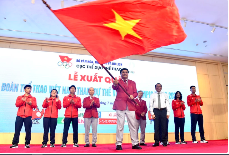 Cục trưởng Cục Thể dục Thể thao Đặng Hà Việt (giữa) đảm nhận vai trò Trưởng đoàn của Đoàn Thể thao Việt Nam tham dự Olympic Paris 2024. (Ảnh: Cục TDTT)