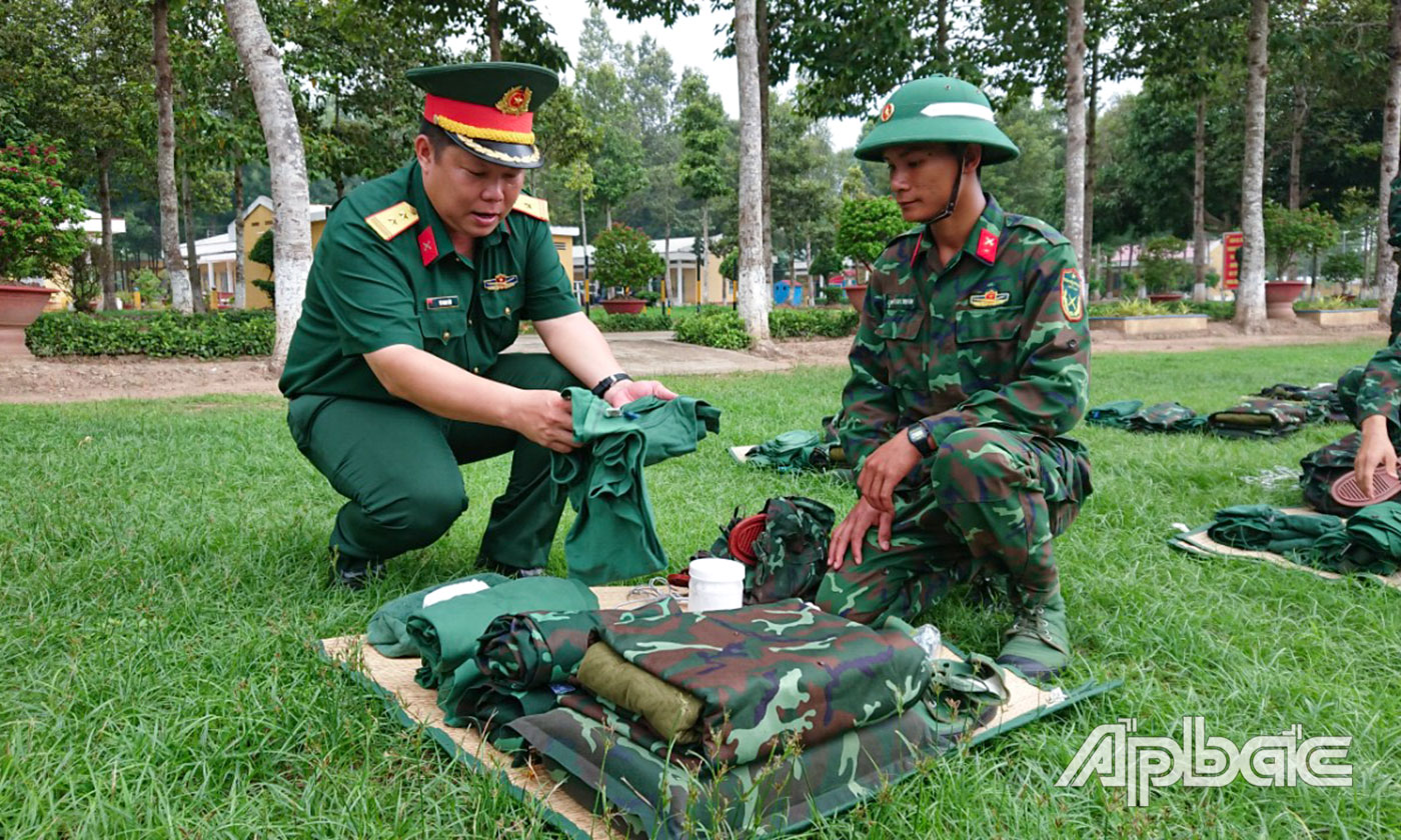 Kiểm tra công tác chuẩn bị trước khi hành quân về nguồn làm công tác dân vận.