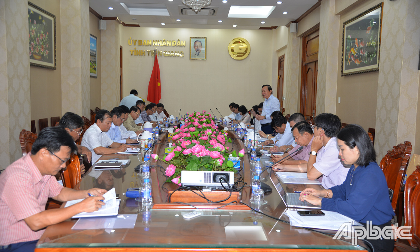 Đoàn giám sát HĐND tỉnh Tiền Giang làm việc với UBND tỉnh về tình hình thực hiện chính sách, pháp luật quy hoạch sử dụng đất gắn với việc mời gọi các dự án đầu tư trên địa bàn tỉnh. Ảnh: THU HOÀI