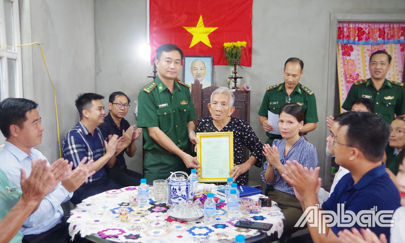 Thượng tá Nguyễn Quốc Thanh, Phó Chính ủy BĐBP Tiền Giang trao quyết định tặng nhà 