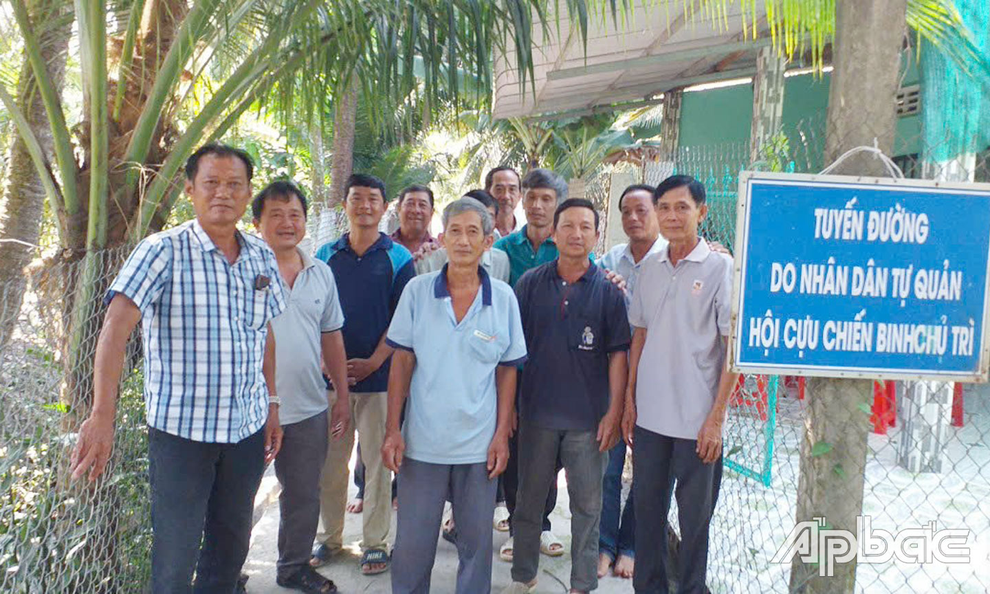 Hội viên Hội CCB xã Phú Kiết tham gia thực hiện tuyến đường “Nhân dân tự quản” do Hội CCB xã chủ trì (ảnh do Hội CCB xã Phú Kiết cung cấp).
