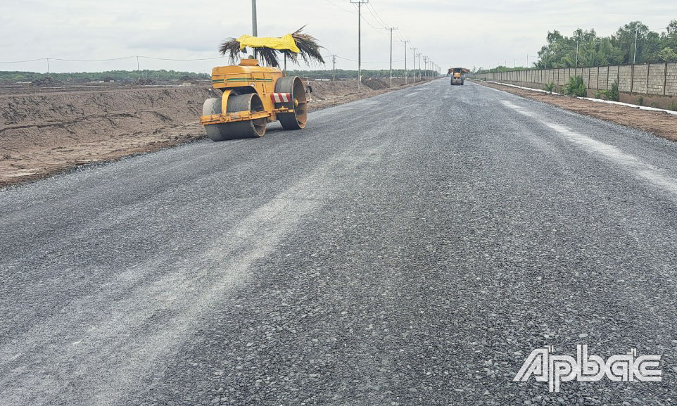 Gói thầu xây dựng đoạn từ đường tỉnh 871B đến bờ sông Soài Rạp hiện đang chuẩn bị thảm nhựa.