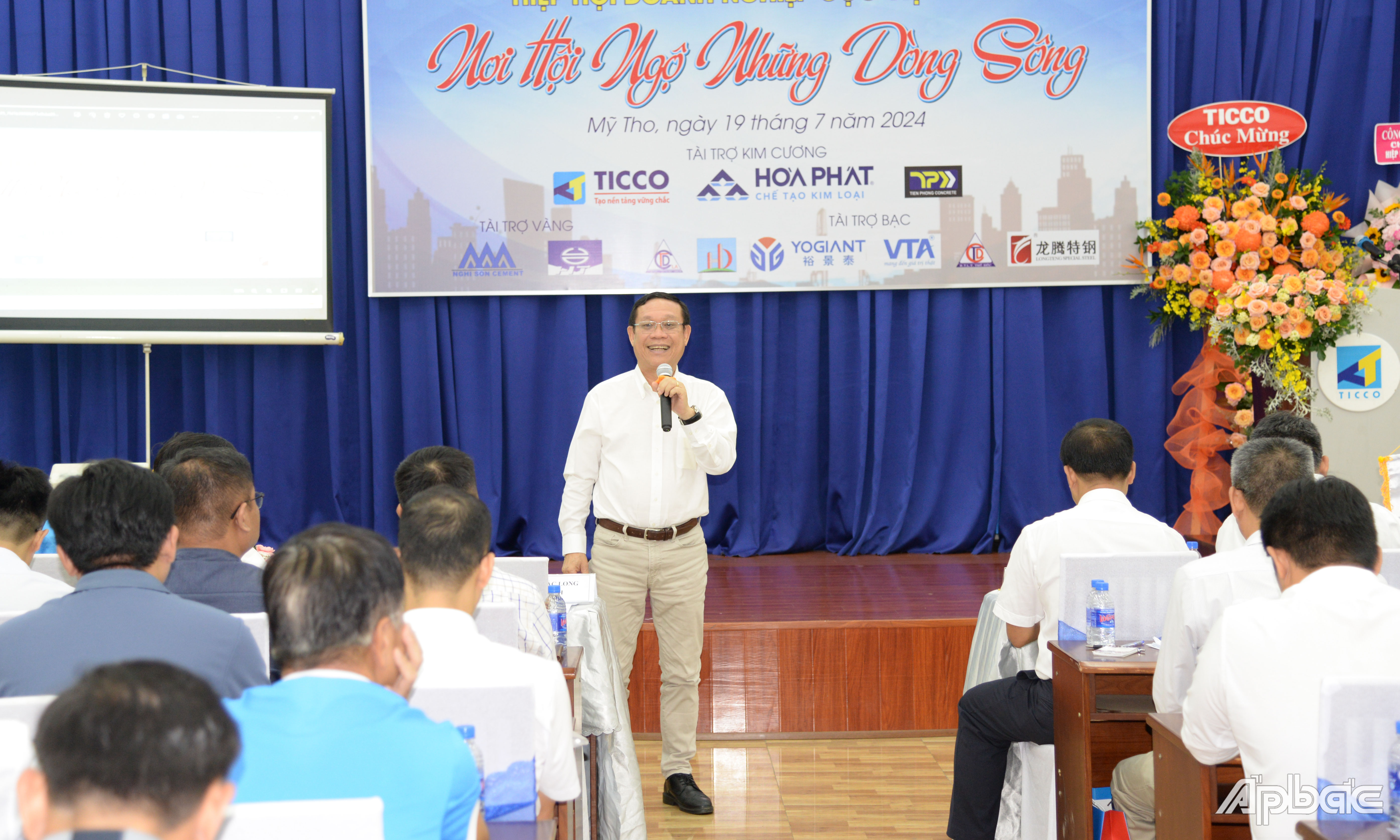 Chủ tịch VPI Phan Khắc Long phát biểu tại buổi họp mặt.
