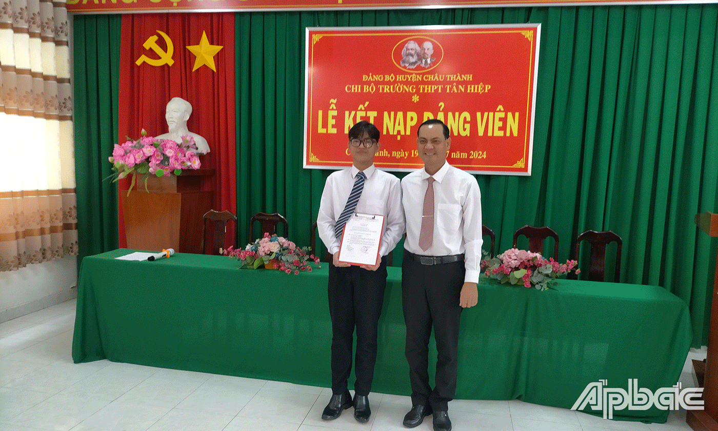 Trao Quyết định kết nạp Đảng cho đồng chí Võ Hoài Nam. 