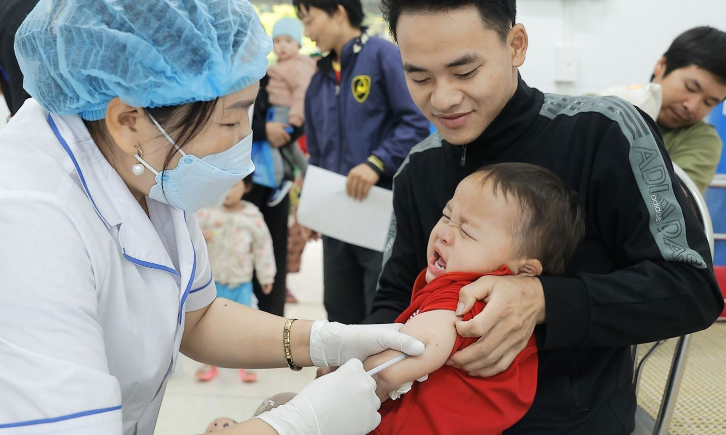 Tiêm vaccine là biện pháp phòng bệnh hữu hiệu. Ảnh: TTXVN