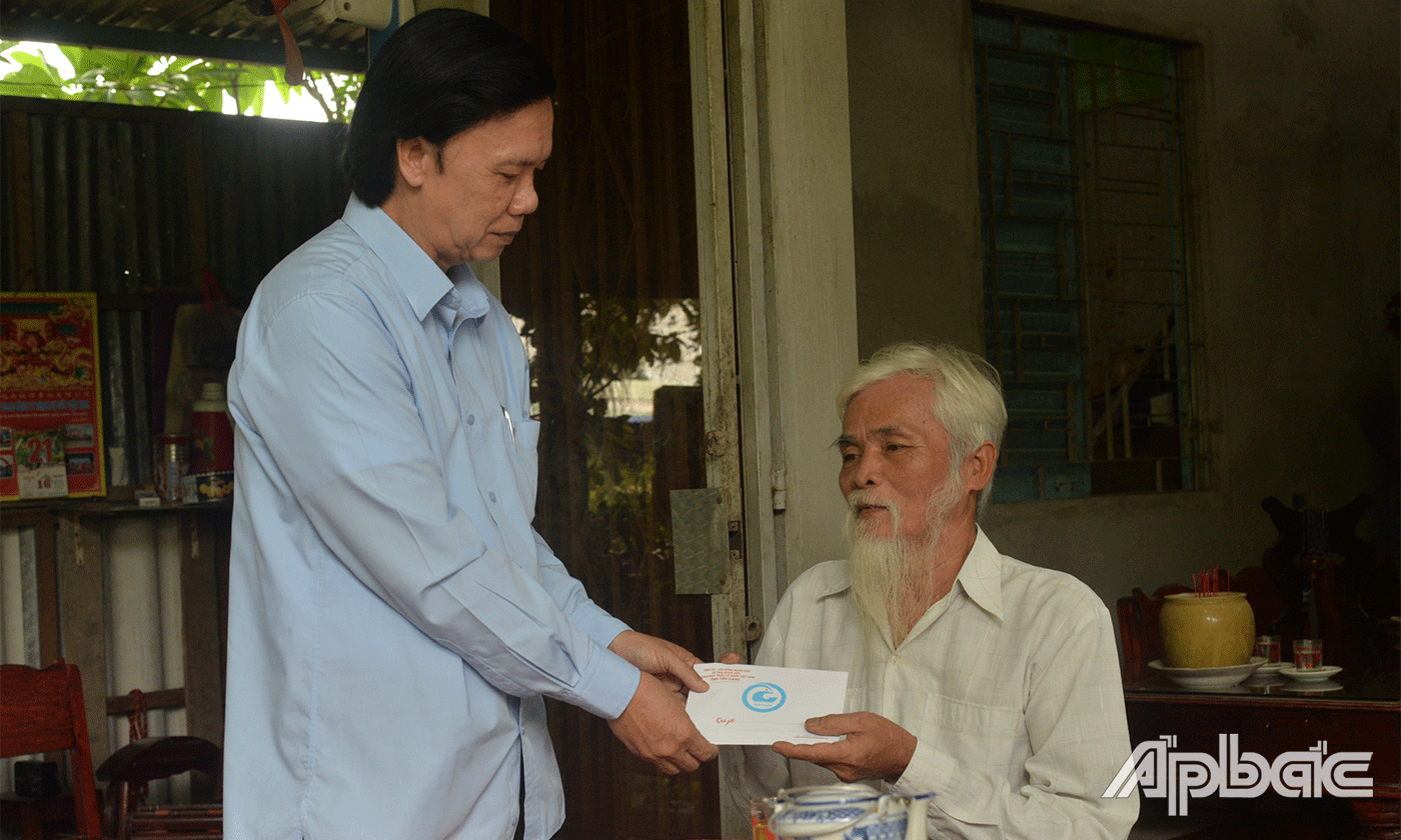 Đồng chí Bí thư Tỉnh uỷ Nguyễn Văn Danh và đoàn đã đến thăm, tặng quà cho thương binh Nguyễn Văn Hồng.