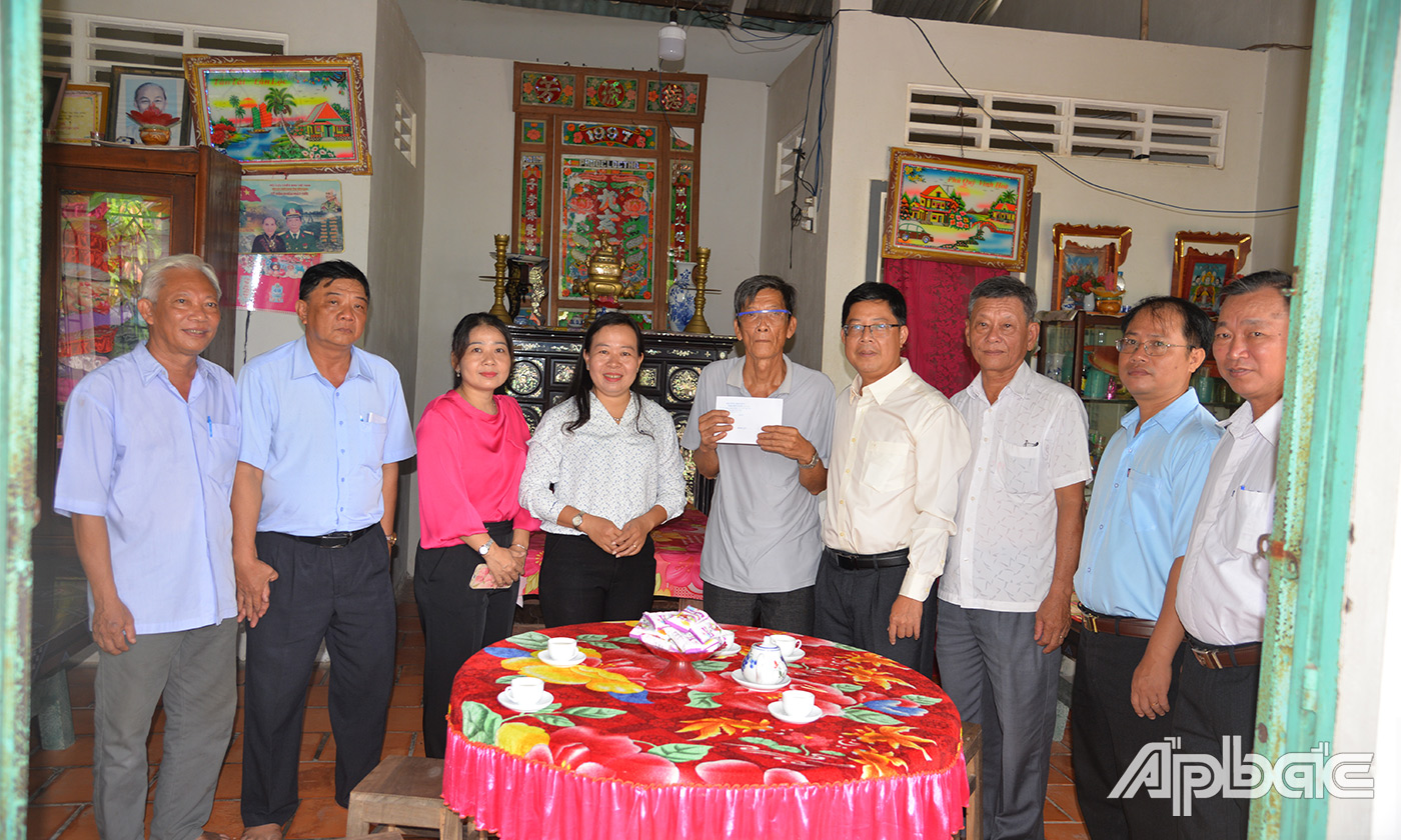 Đồng chí Trần Thanh Nguyên cùng các thành viên trong đoàn đến thăm, tặng quà ông Phan Văn Hân, 1946 , thương binh