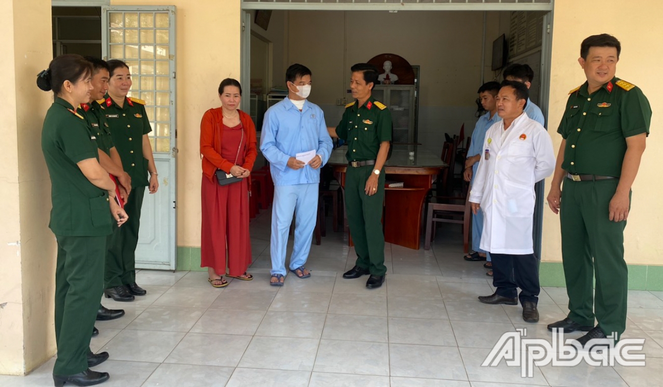 Đại tá Nguyễn Văn Long và Hội Phụ nữ cơ sở Phòng Chính trị gặp gỡ, động viên và tặng quà quân nhân đang điều trị bệnh tại Bệnh viện Quân y 120.