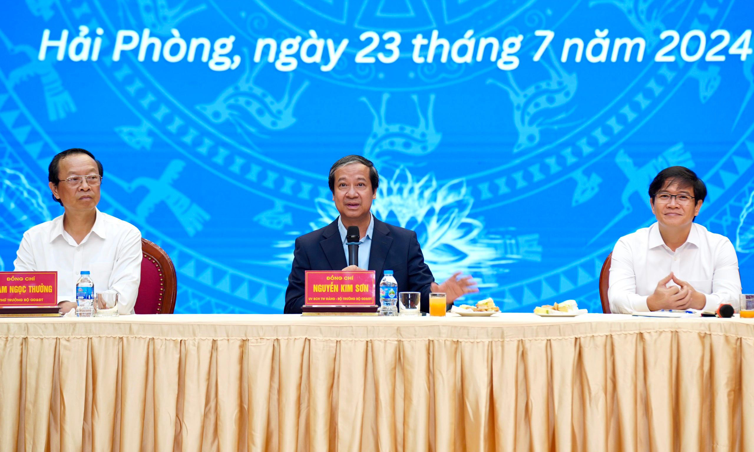 Chủ trì Hội nghị (từ trái sang phải ảnh): Thứ trưởng Phạm Ngọc Thưởng; Bộ trưởng Nguyễn Kim Sơn; Vụ trưởng Vụ Giáo dục Tiểu học Thái Văn Tài. 