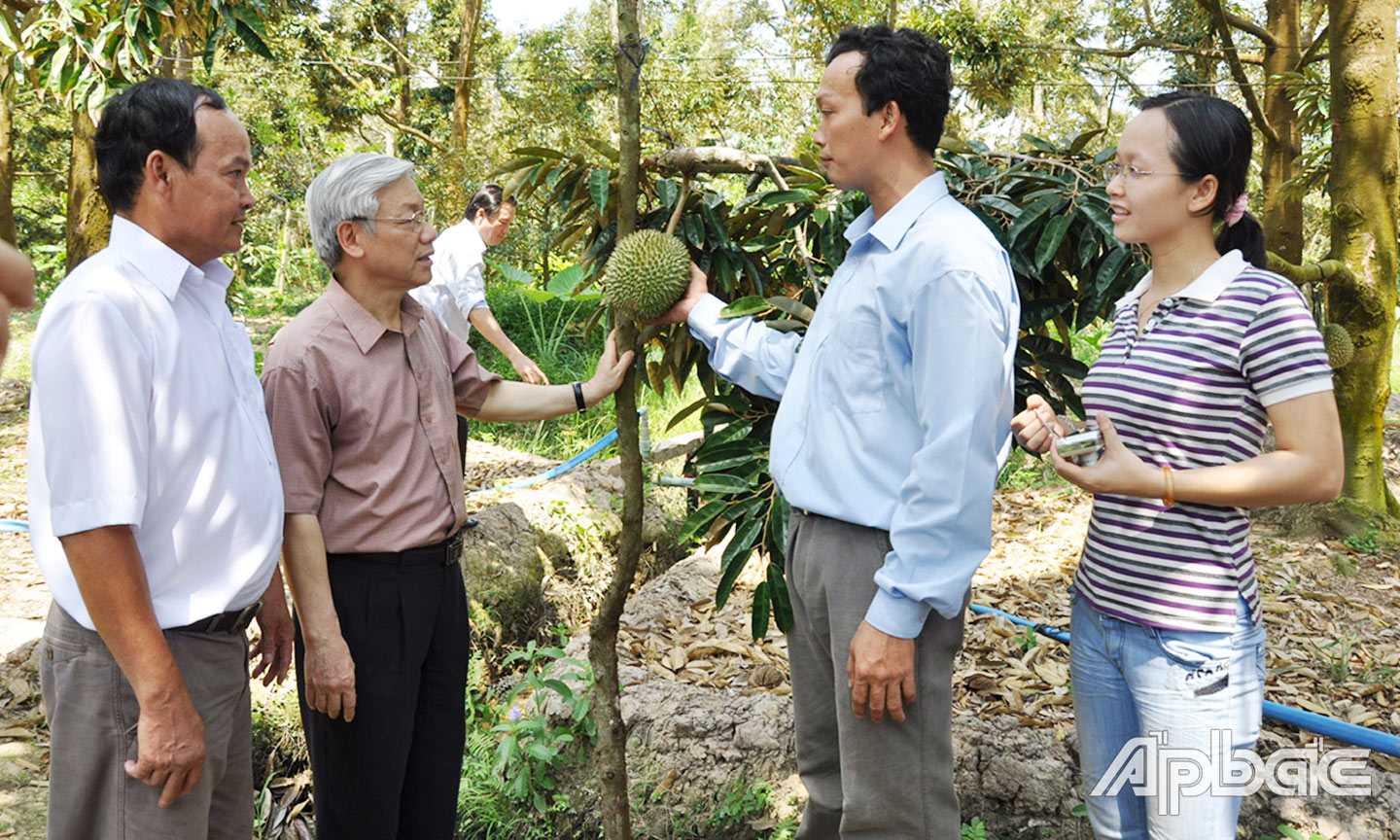 Ngày 26-4-2010, Chủ tịch Quốc hội Nguyễn Phú Trọng đến thăm gia đình nông dân  sản xuất giỏi Nguyễn Sỹ Hồng ở ấp Hòa Thịnh, xã Ngũ Hiệp, huyện Cai Lậy. Ảnh: H. Nga