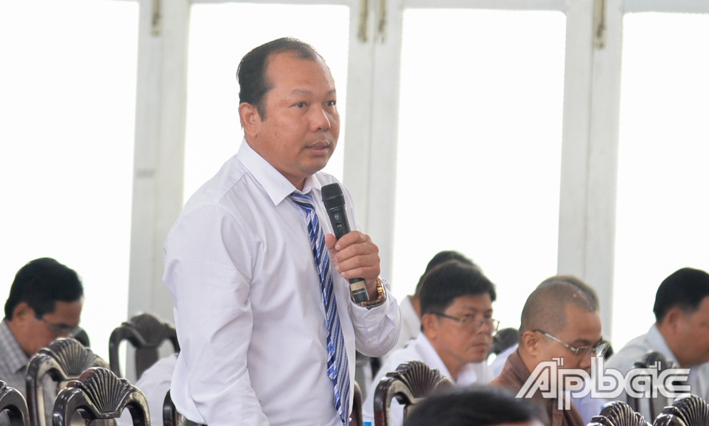Đại biểu HĐND thị xã đặt vấn đề chất vấn.