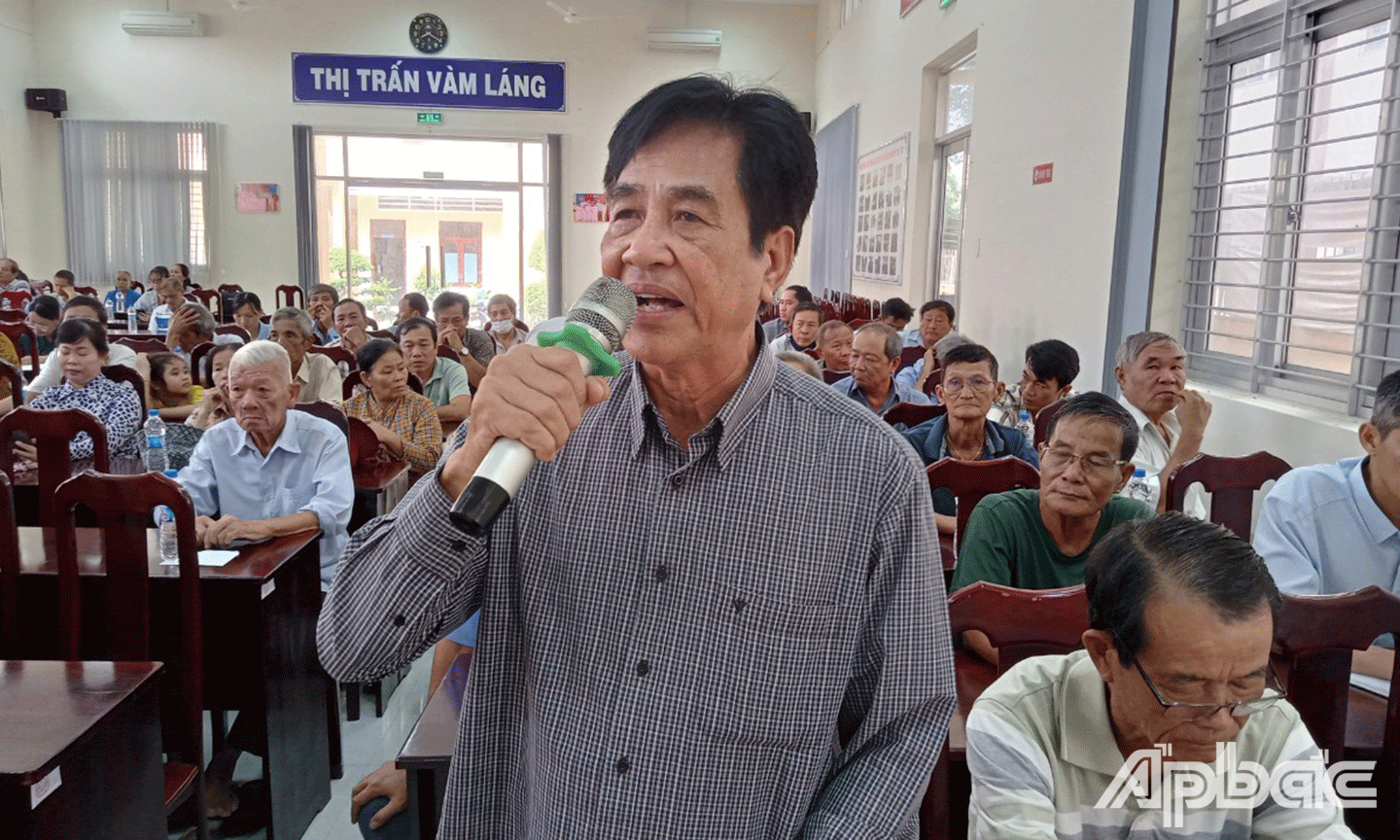 Người dân thị trấn Vàm Láng tham gia ý kiến, kiến nghị đến lãnh đạo UBND huyện 