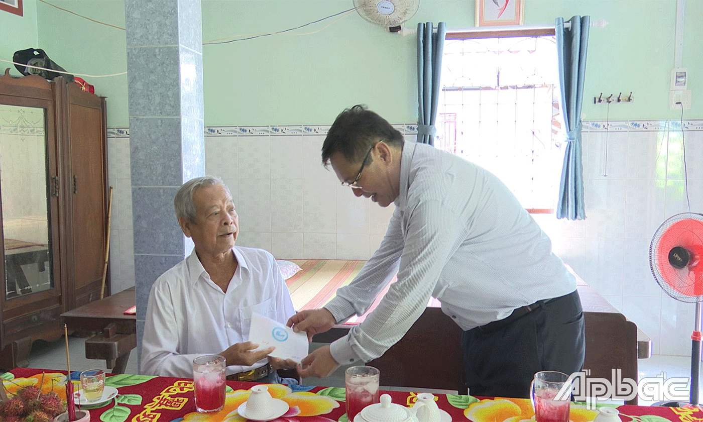 Trưởng Ban Dân vận Tỉnh ủy Đỗ Tấn Hùng thăm tặng quà gia đình chính sách tại xã Bình Ninh