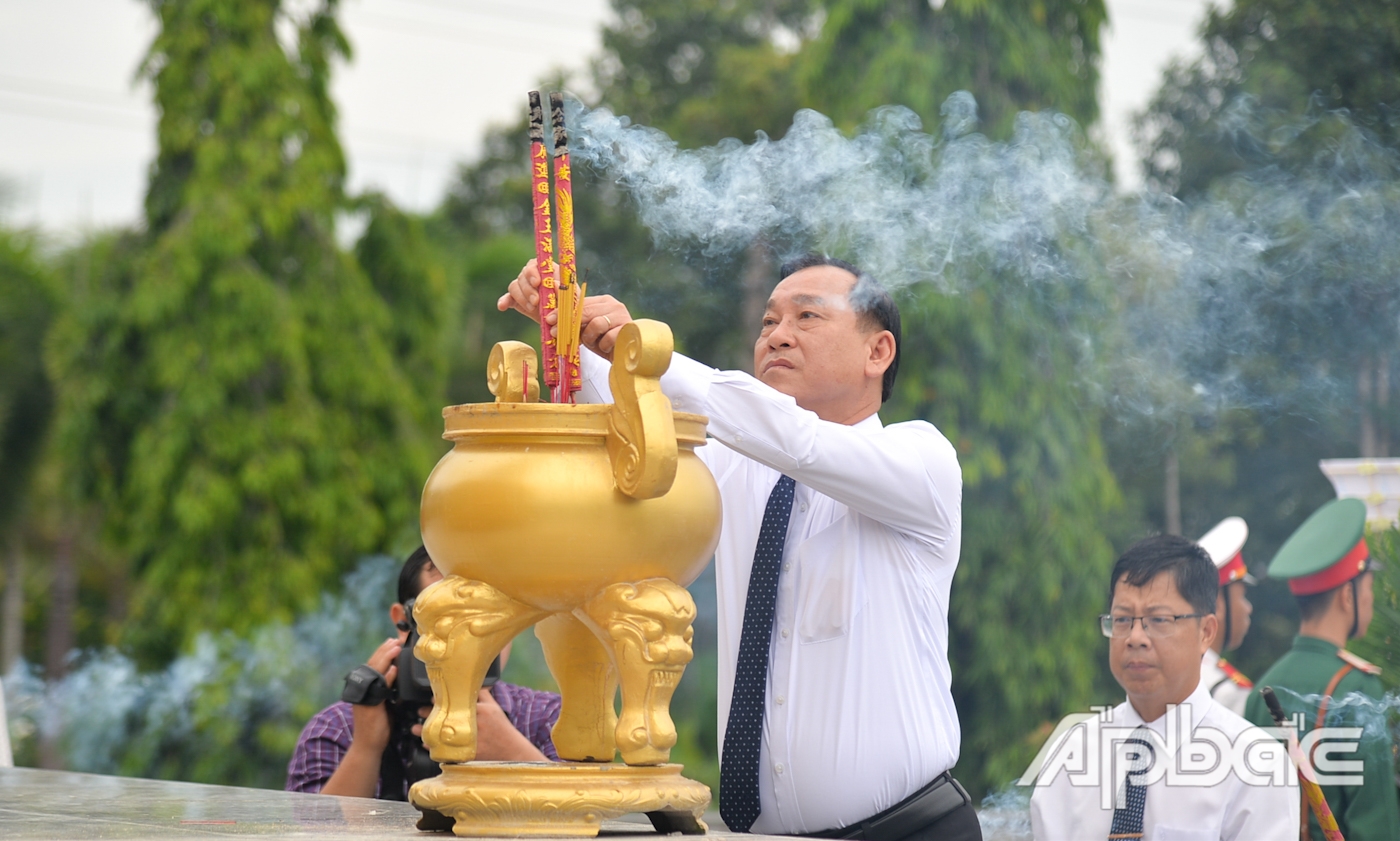 Đồng chí Nguyễn Văn Vĩnh thắp hương tại Đài tưởng niệm Nghĩa trang Liệt sĩ tỉnh.