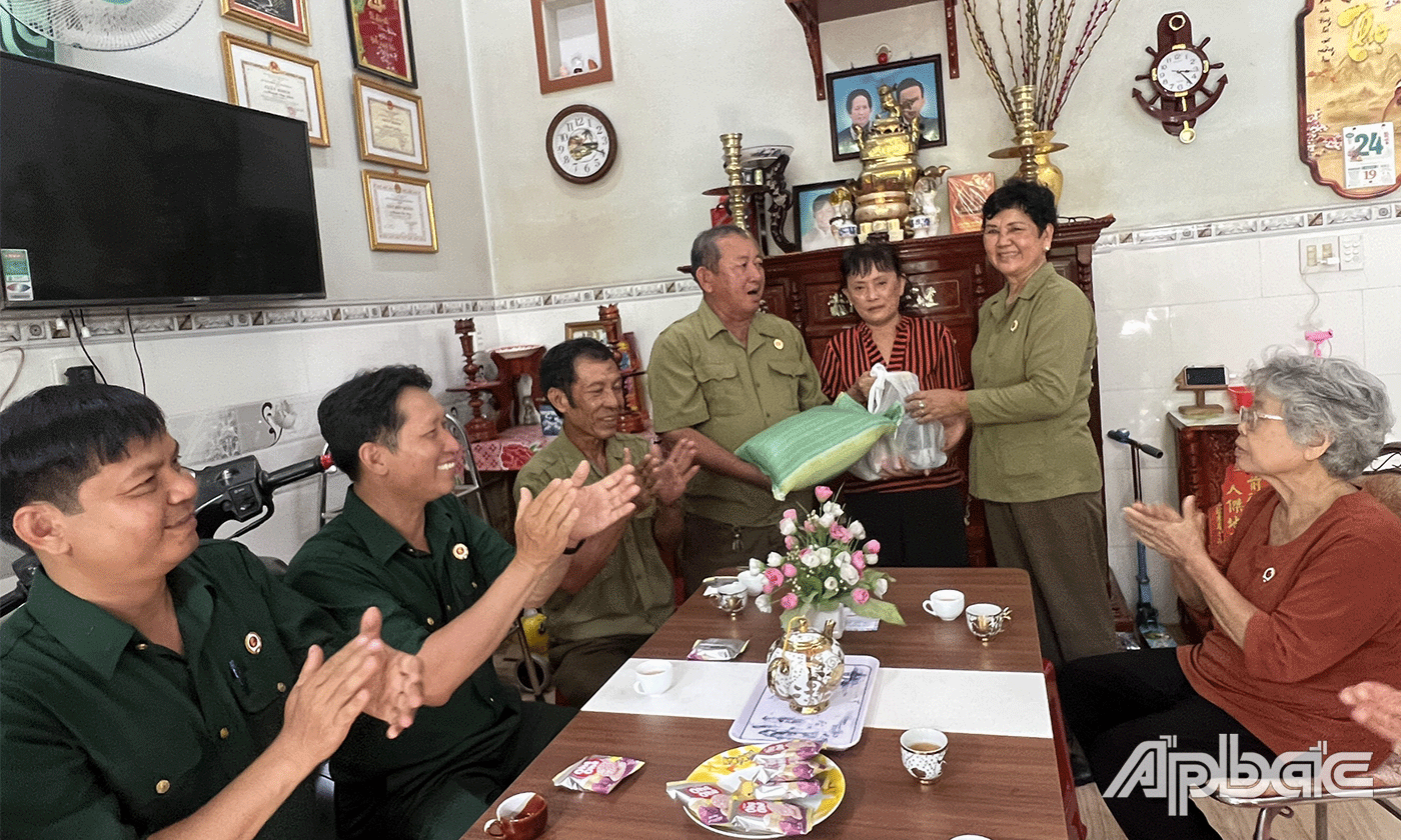 CCB Phường 10 thường xuyên thăm hỏi, tặng quà gia đình CCB khó khăn.