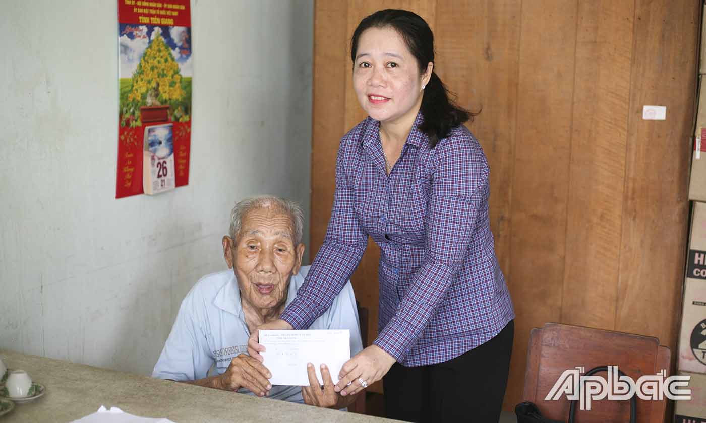 Đồng chí Nguyễn Thị Kiều Loan thăm, tặng quà ông Trần Văn Lự