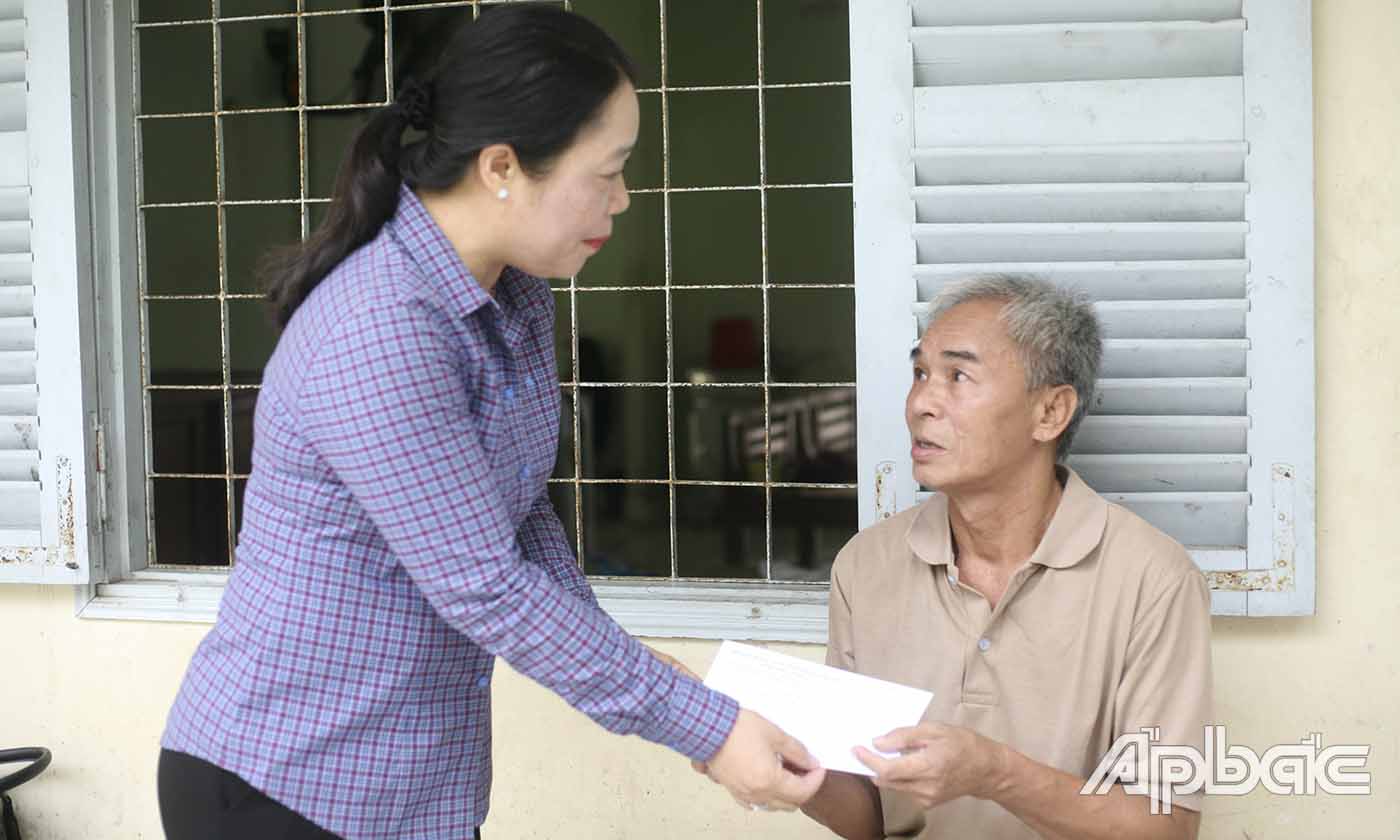 Đồng chí Nguyễn Thị Kiều Loan thăm, tặng quà ông Nguyễn Văn Hậu.