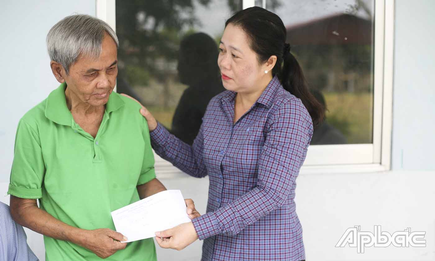 Đồng chí Nguyễn Thị Kiều Loan thăm, tặng quà ông Phạm Sanh.