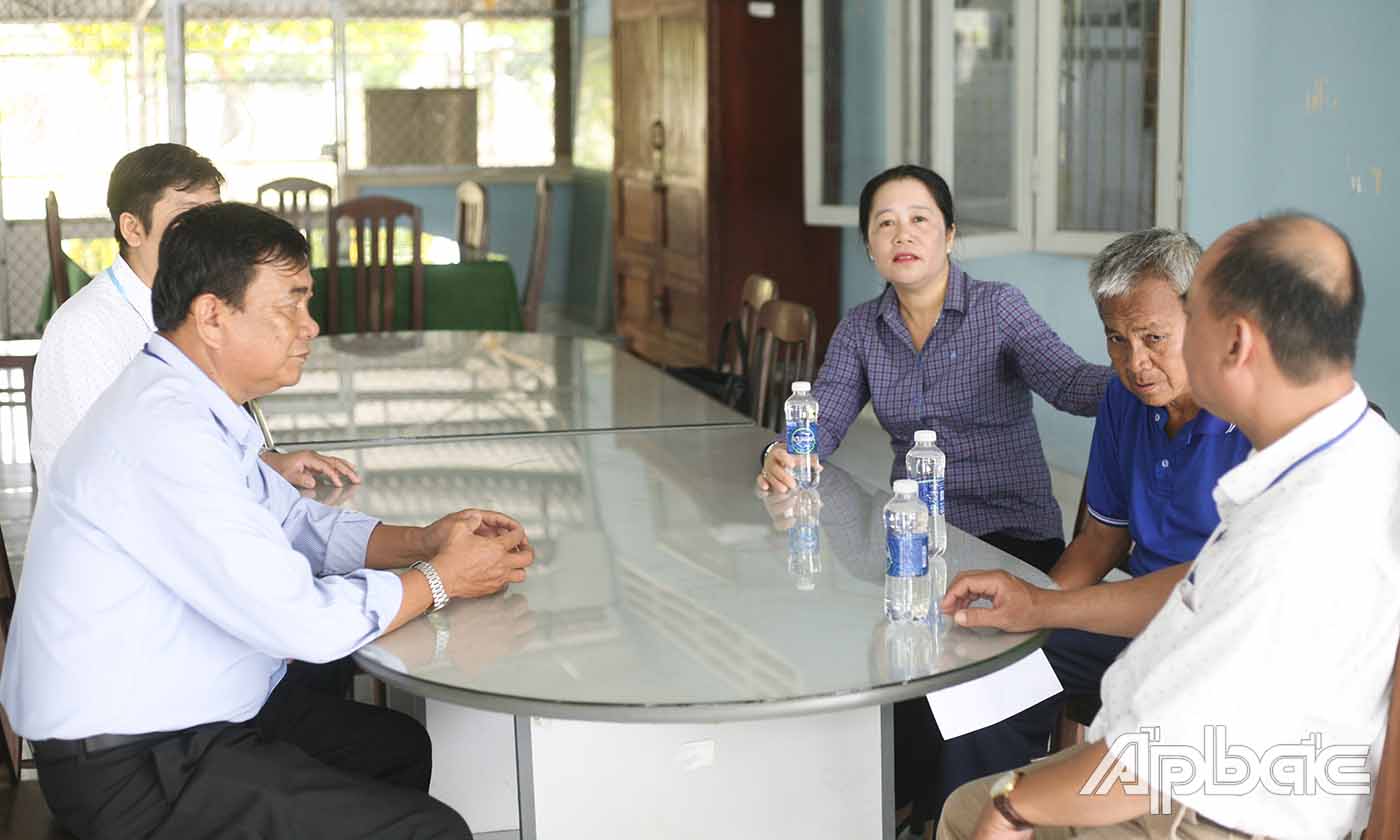 Đồng chí Nguyễn Thị Kiều Loan ân cần hỏi thăm, tặng quà ông Dương Hồng Phát.