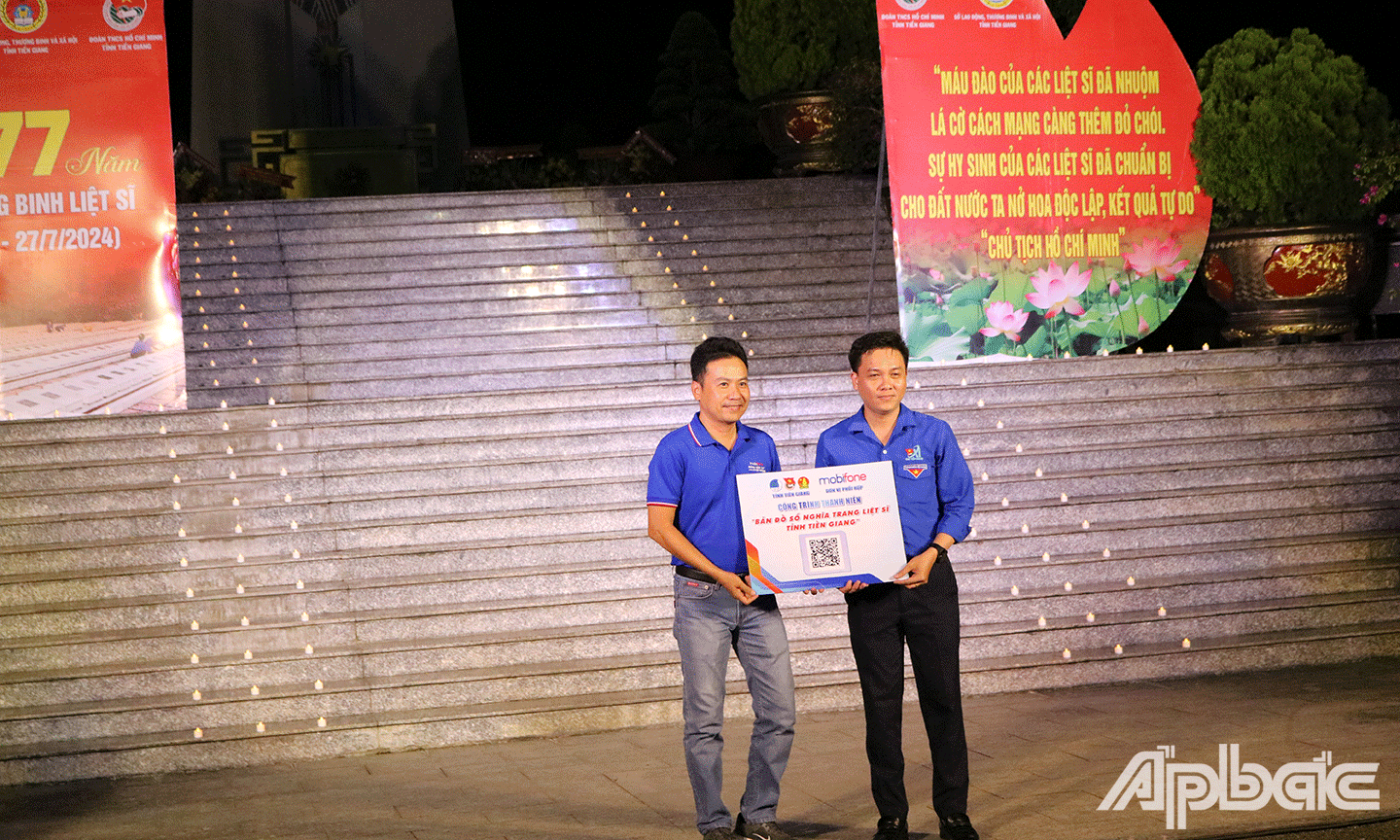 Tỉnh Đoàn và MobiFone tỉnh Tiền Giang thực hiện nghi thức bàn giao công trình số hóa “Bản đồ số Nghĩa trang liệt sĩ tỉnh Tiền Giang”.