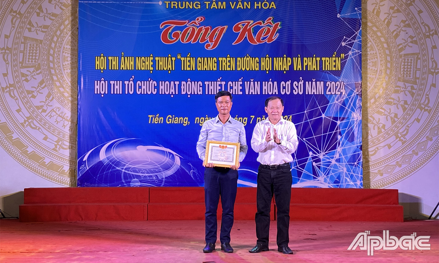 Trao giải Nhất cho Đơn vị Trung tâm Văn hóa Thể thao và Truyền thanh huyện Gò Công Tây