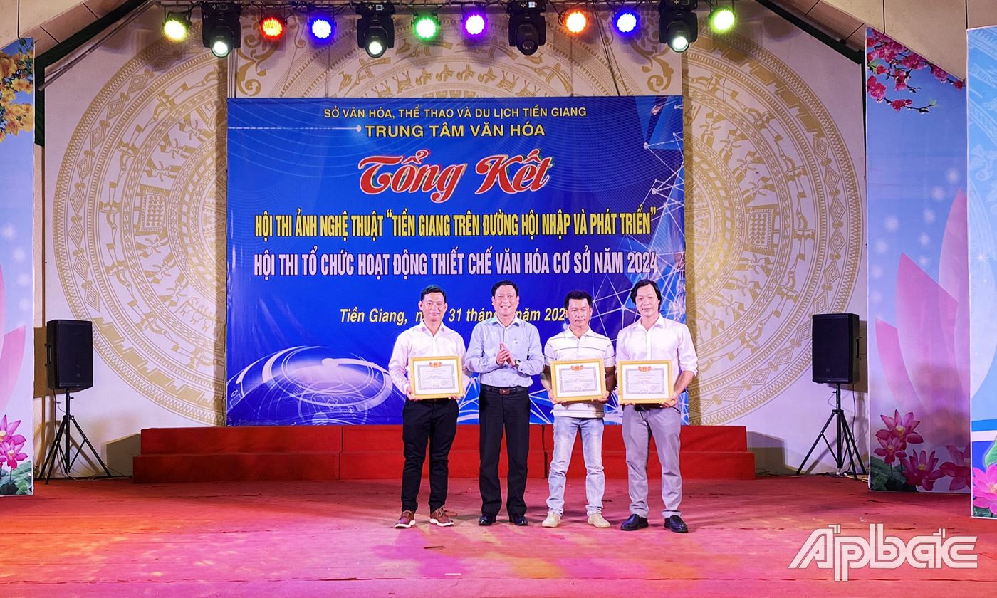 Trao giải cho các tác giả đoạt giải Hội thi ảnh “Tiền Giang trên đường hội nhập và phát triển”,