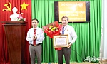 Trưởng Phòng GD-ĐT huyện Chợ Gạo nhận Huy hiệu 30 năm tuổi Đảng