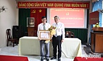 Huyện Chợ Gạo: Trao Huy hiệu Đảng cho đảng viên