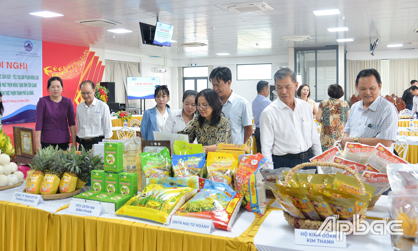 Đại biểu tham quan các sản phẩm nông sản của tỉnh Tiền Giang.