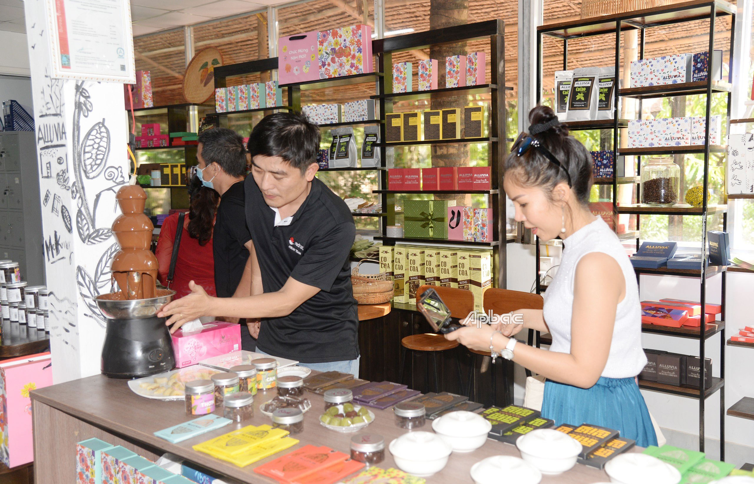 Xã có 14 sản phẩm đạt OCOP của Công ty TNHH Ca cao Xuân Ron.                                                                                 Ảnh: VĂN THẢO