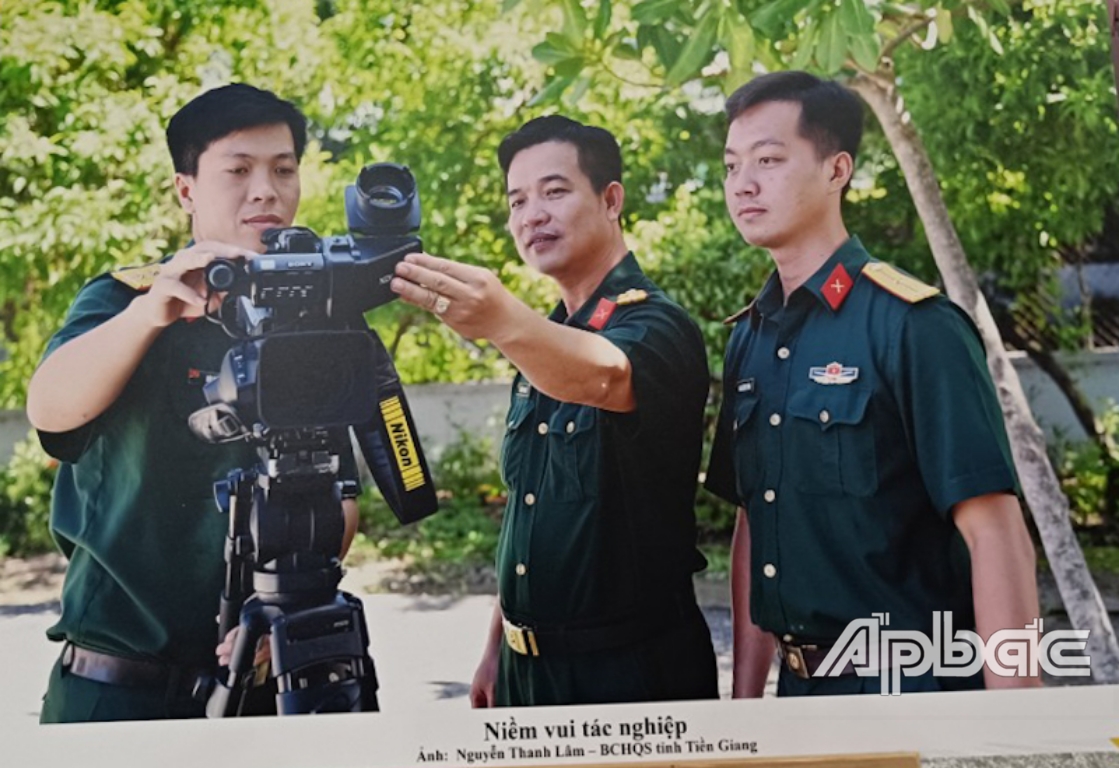 Ảnh dự thi của Bộ Chỉ huy Quân sự tỉnh Tiền Giang tại triển lãm ảnh tác nghiệp.