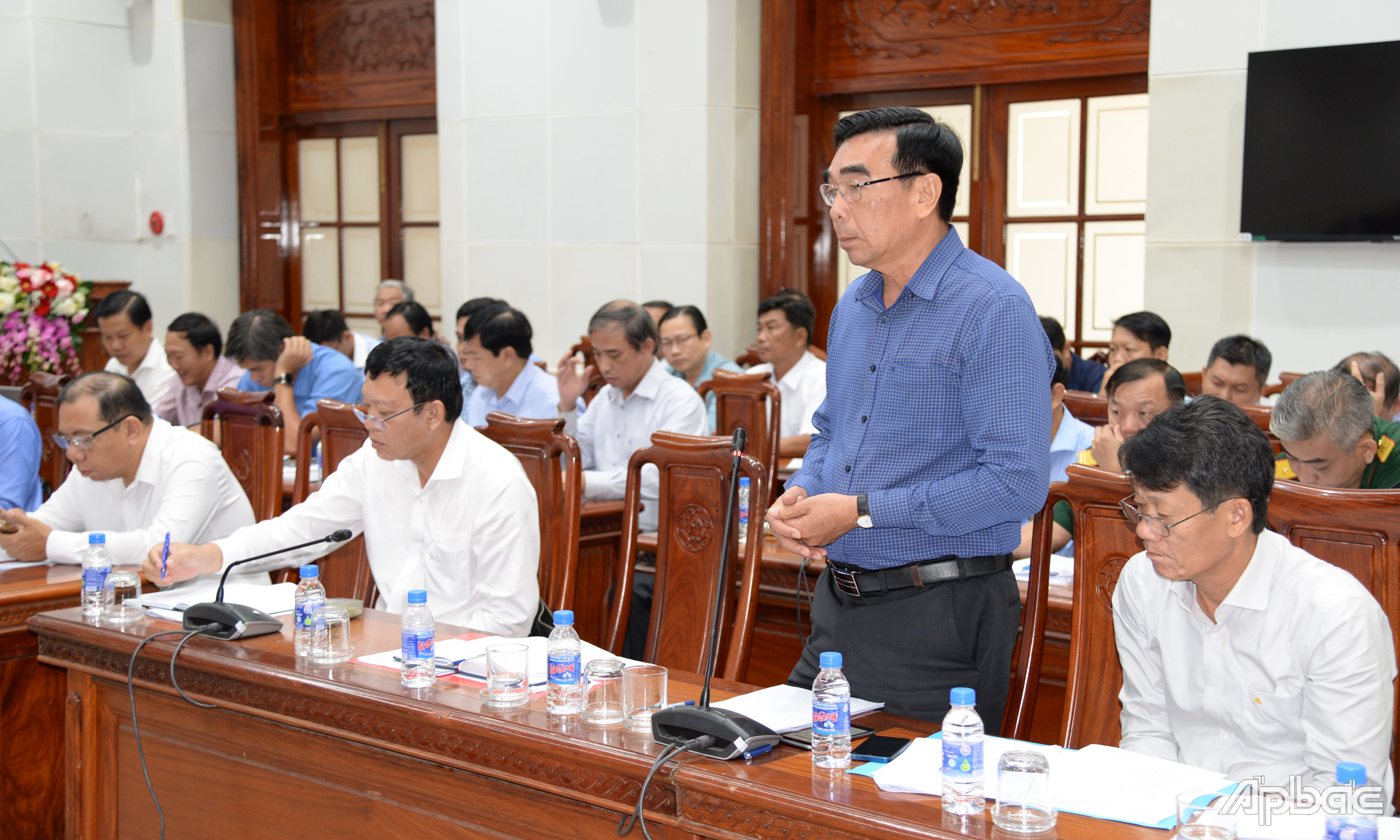 Lãnh đạo các sở, ngành phát biểu ý kiến.
