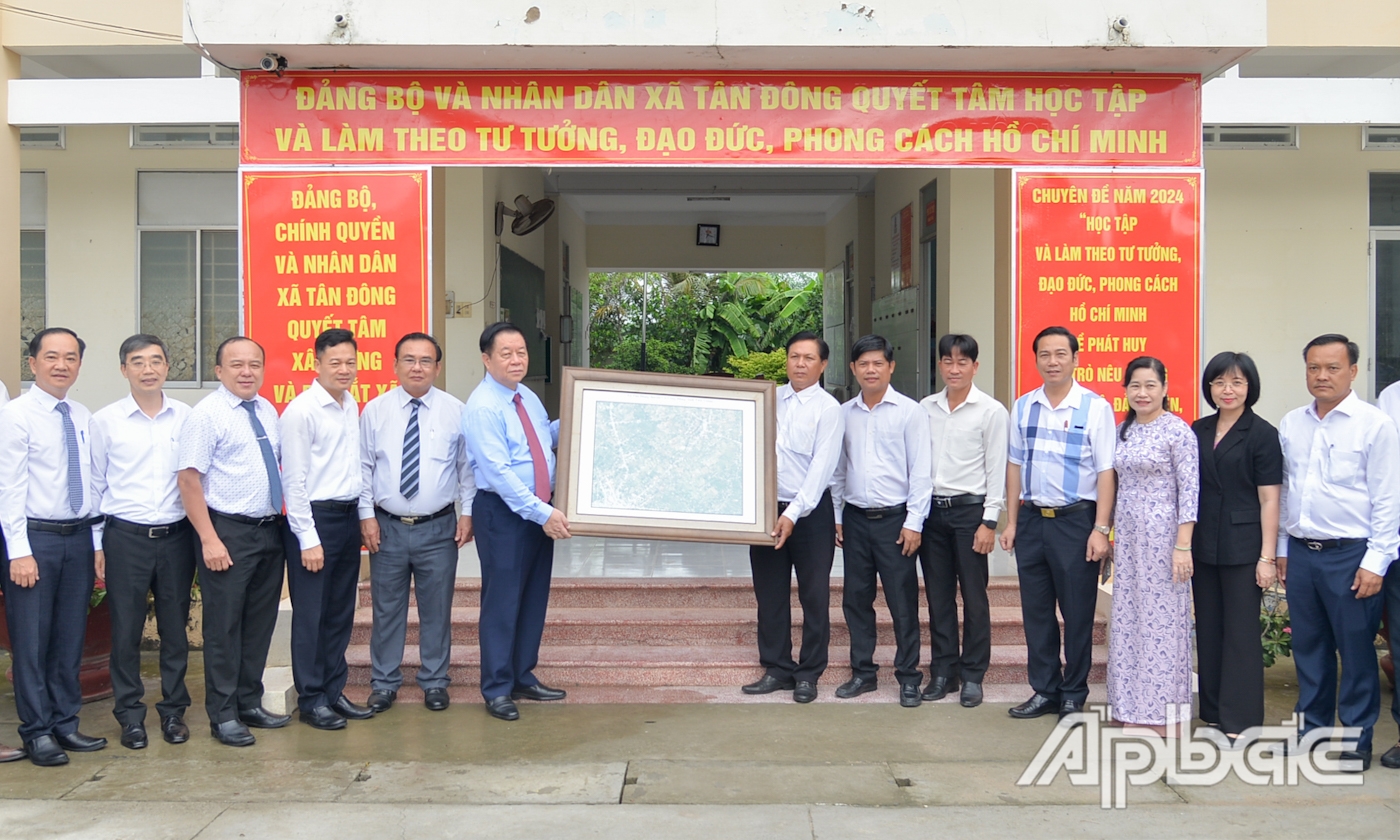 Đồng chí Nguyễn Trọng Nghĩa trao ảnh toàn cảnh xã Tân Đông do vệ tinh VNREDSat-1 chụp ngày 24-12-2019 của Viện Hàn lâm Khoa học và Công nghệ Việt Nam tặng.